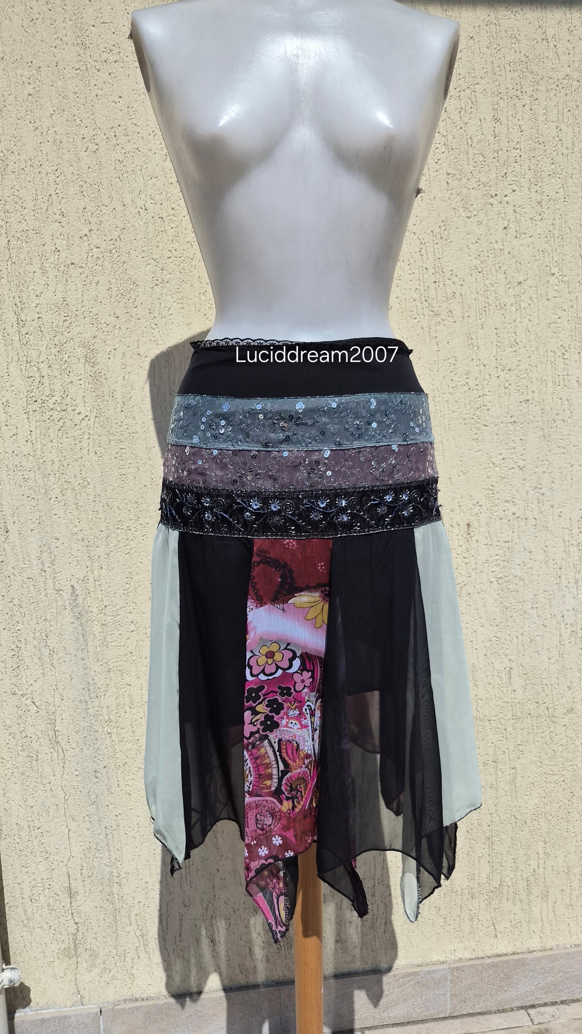 Jupe asymétrique à motif et sequins