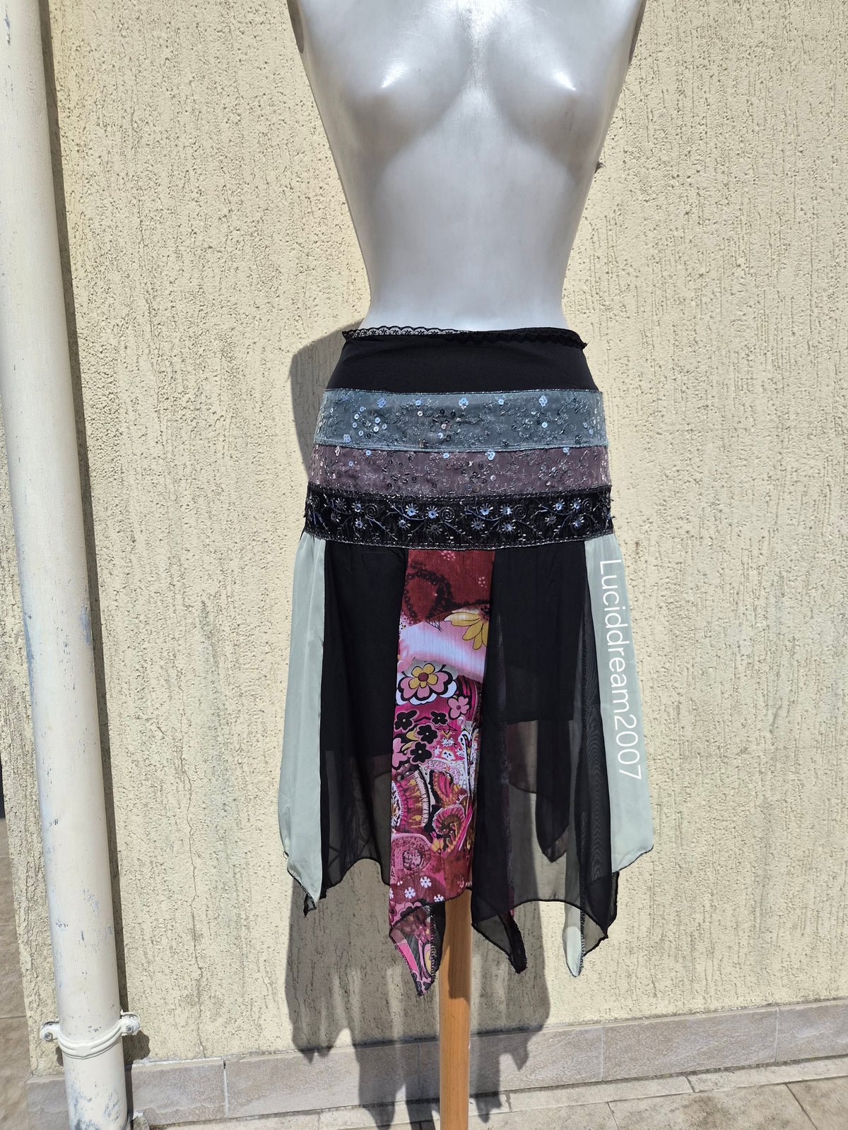 Jupe asymétrique à motif et sequins