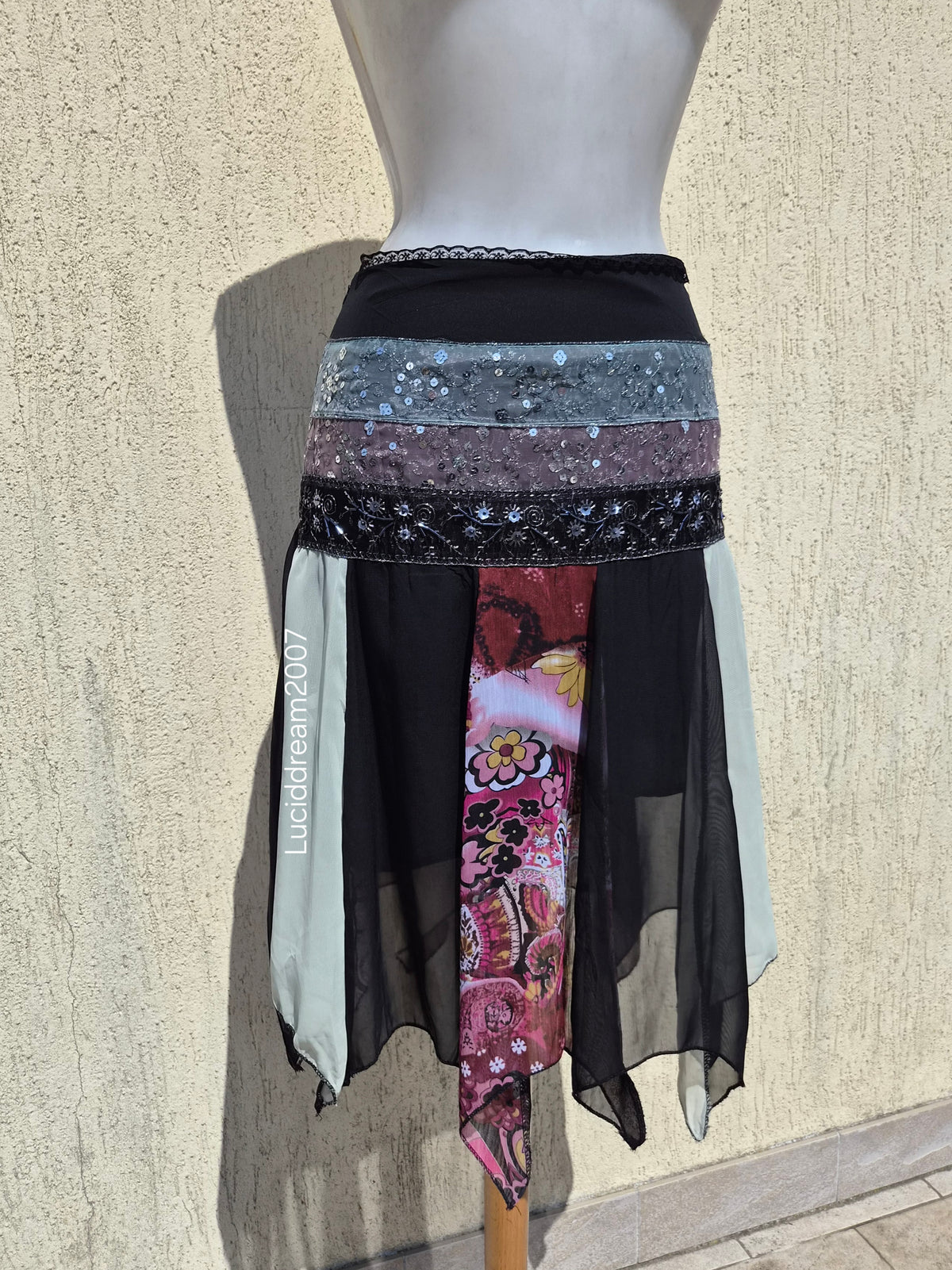 Jupe asymétrique à motif et sequins