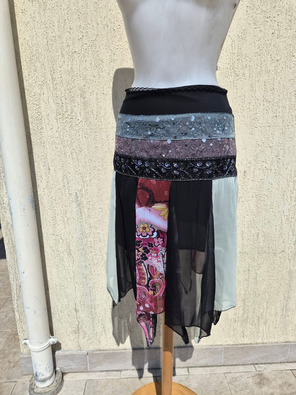 Jupe asymétrique à motif et sequins