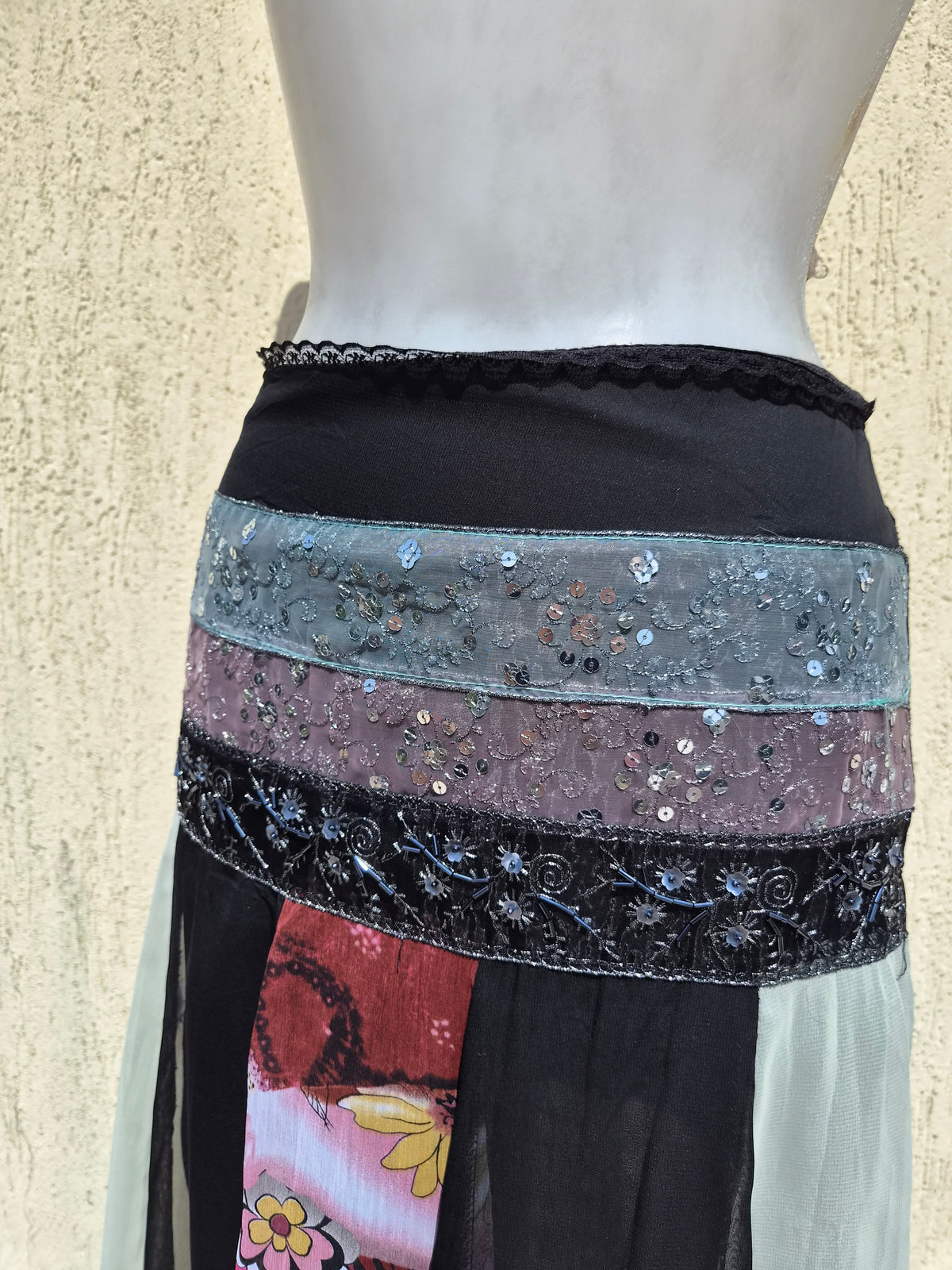 Jupe asymétrique à motif et sequins