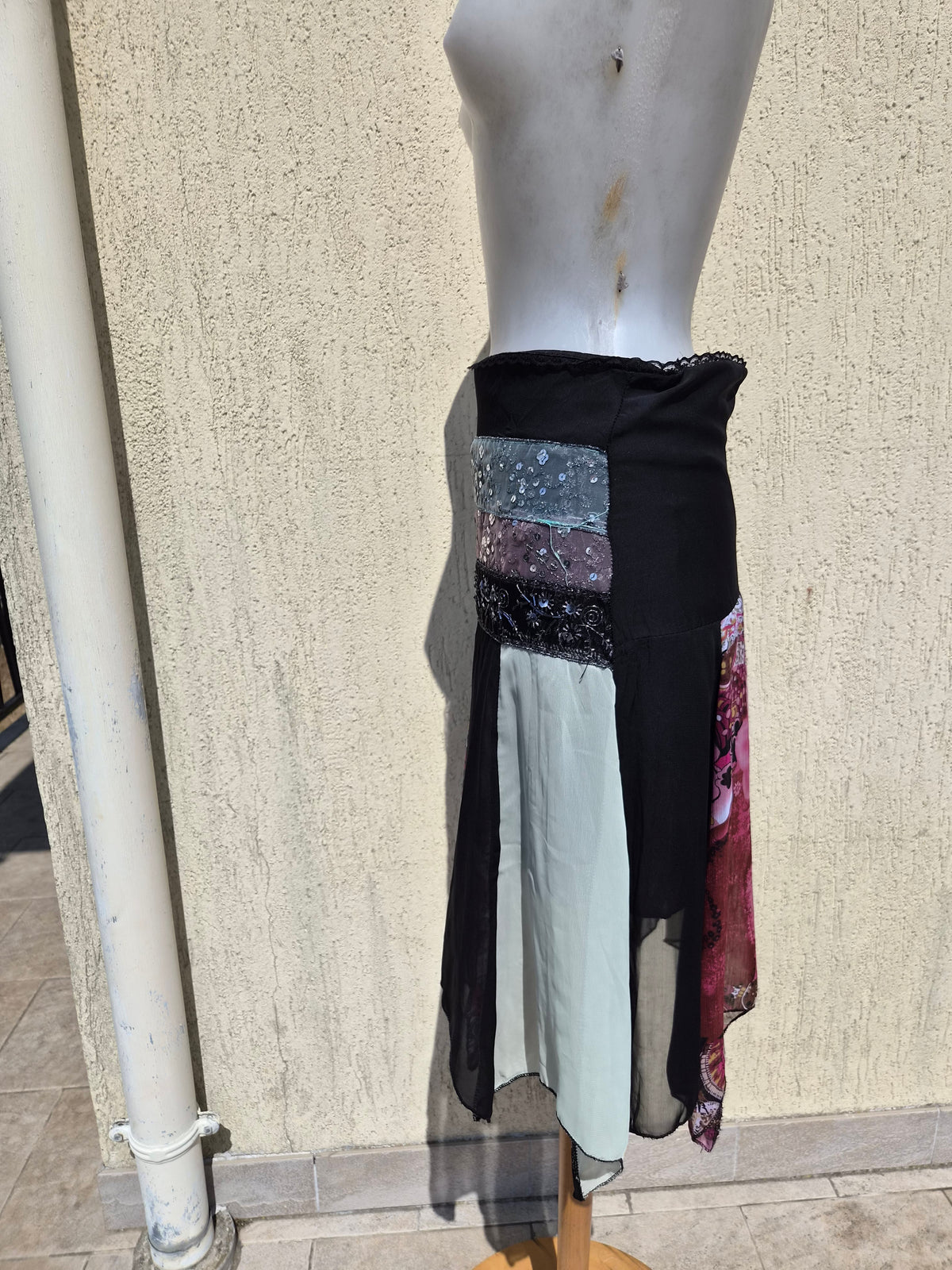 Jupe asymétrique à motif et sequins
