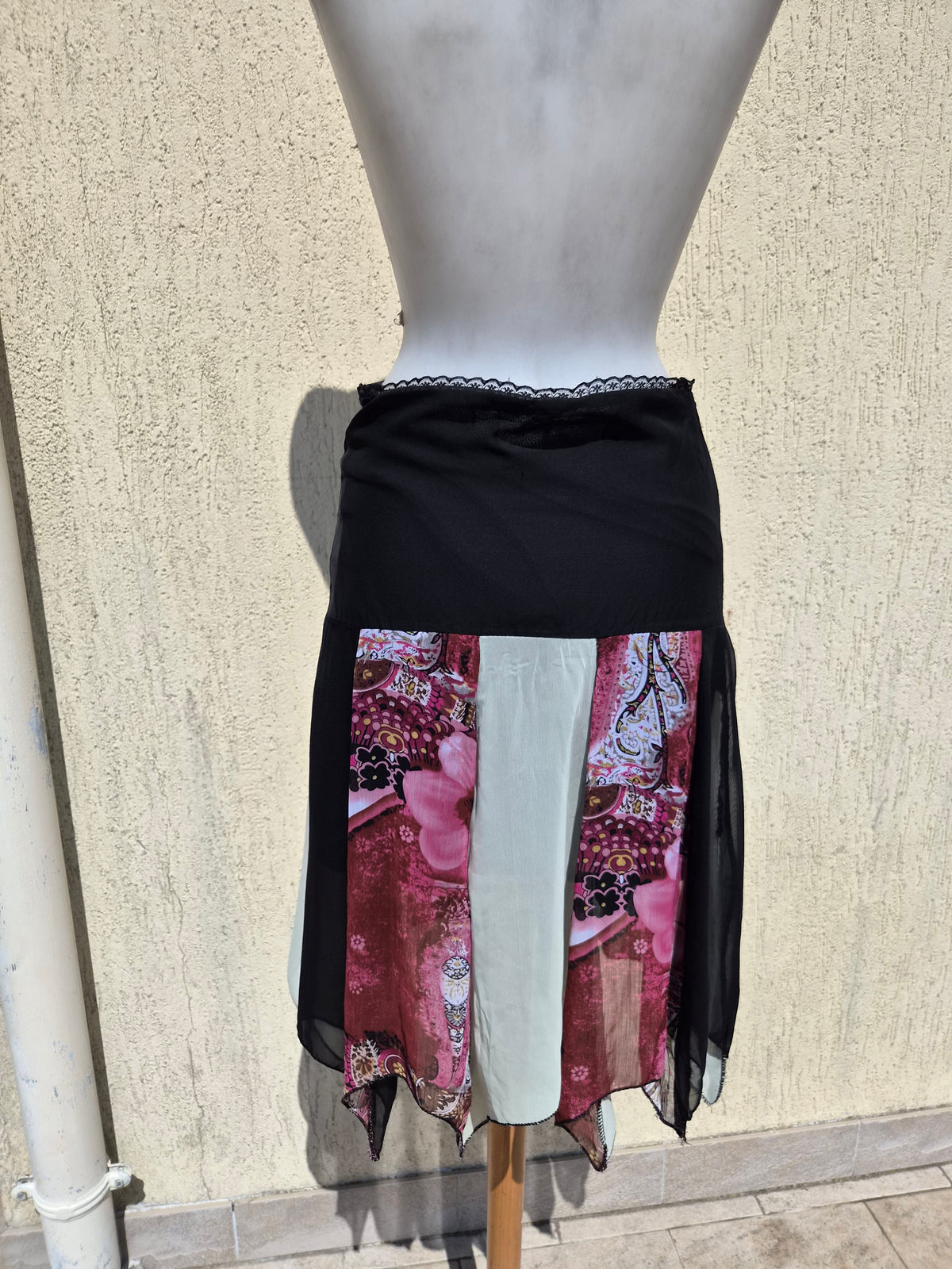 Jupe asymétrique à motif et sequins