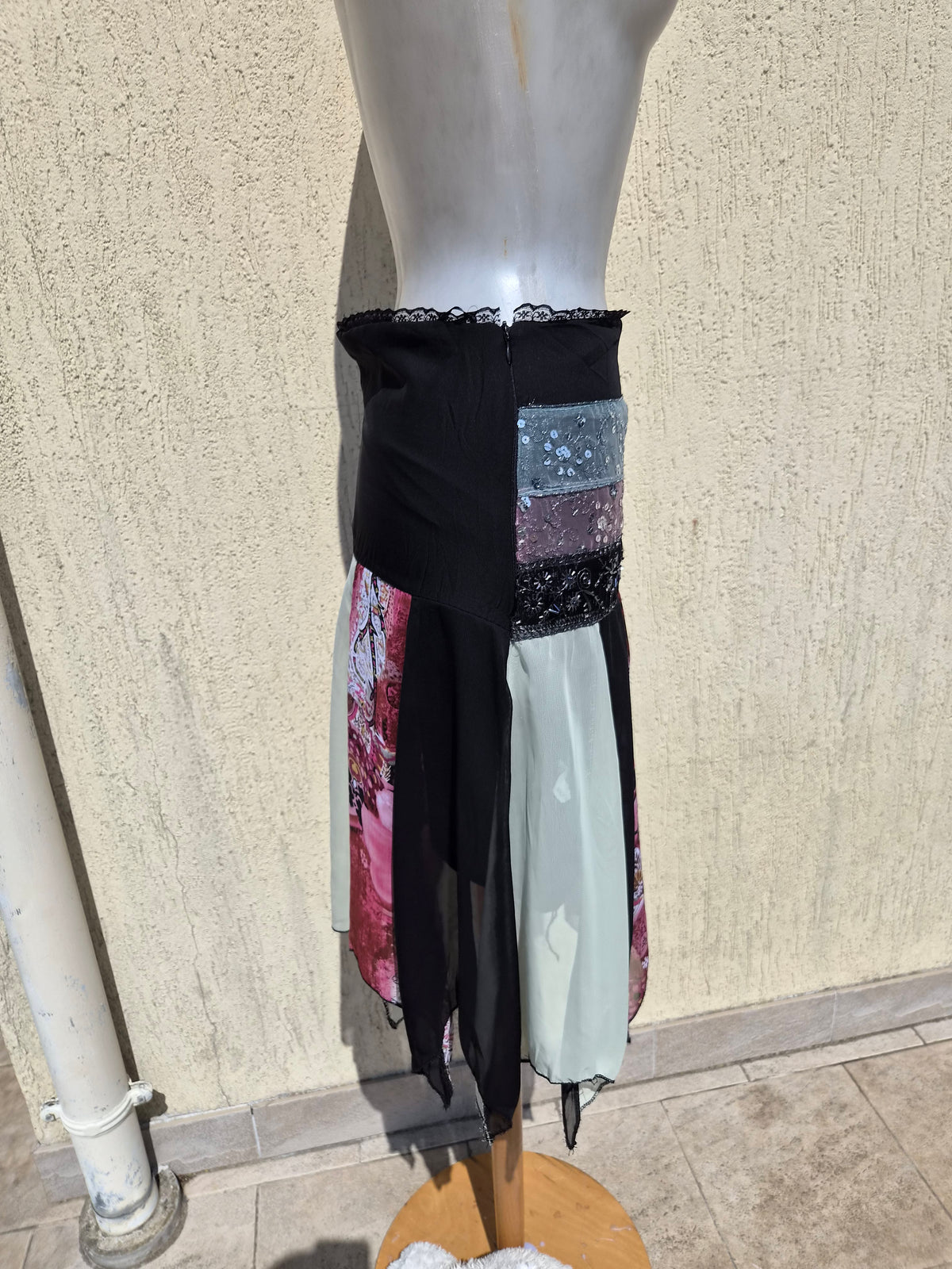 Jupe asymétrique à motif et sequins