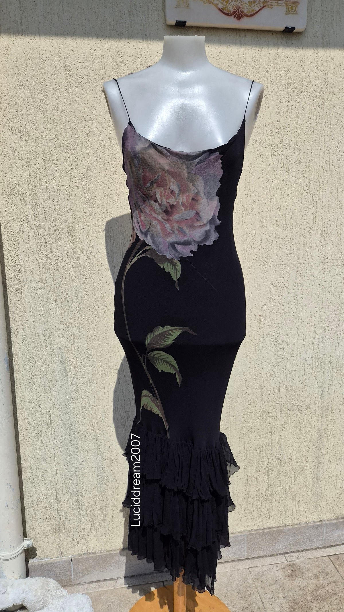 Robe en soie noire motif floral