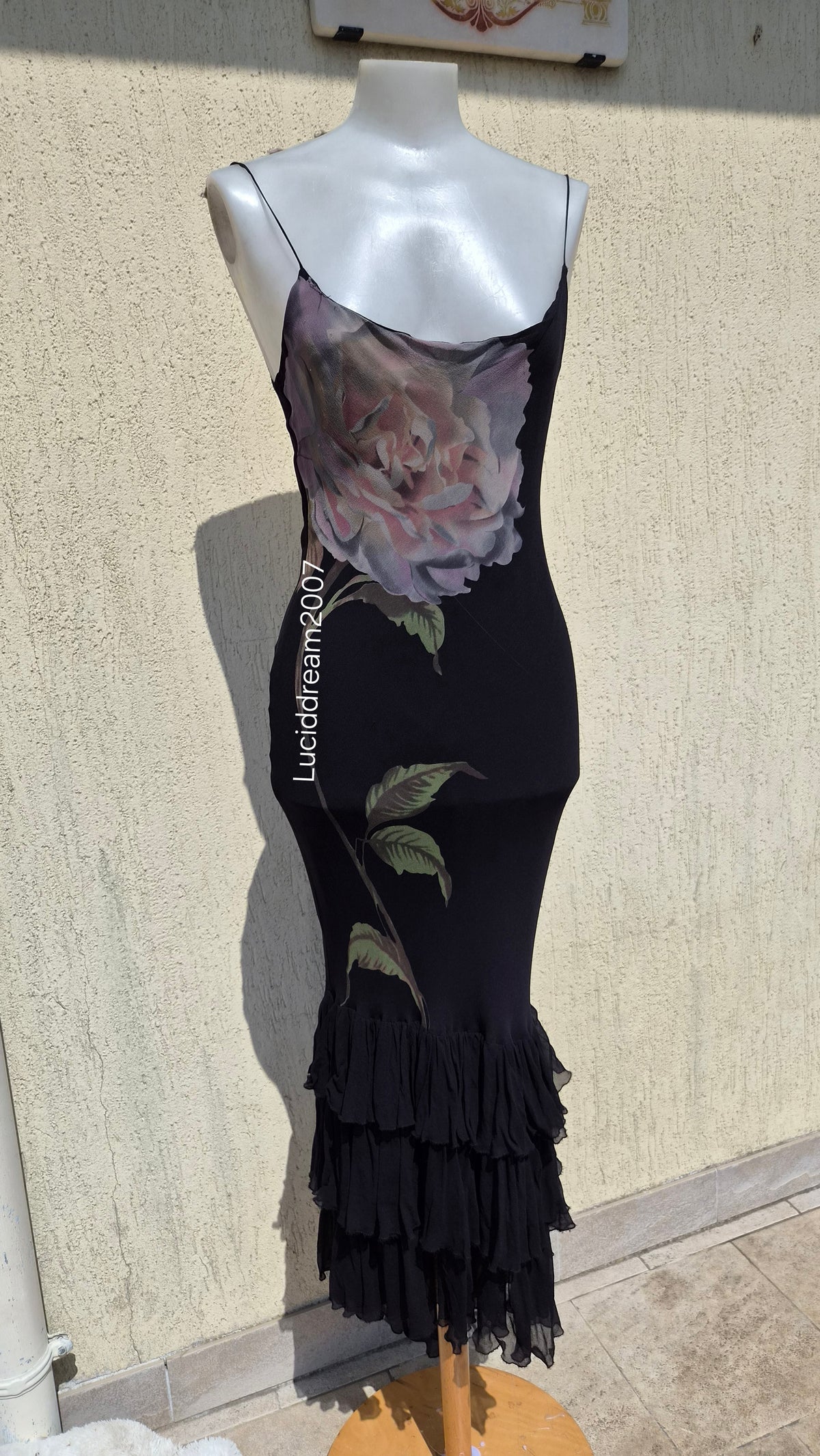 Robe en soie noire motif floral