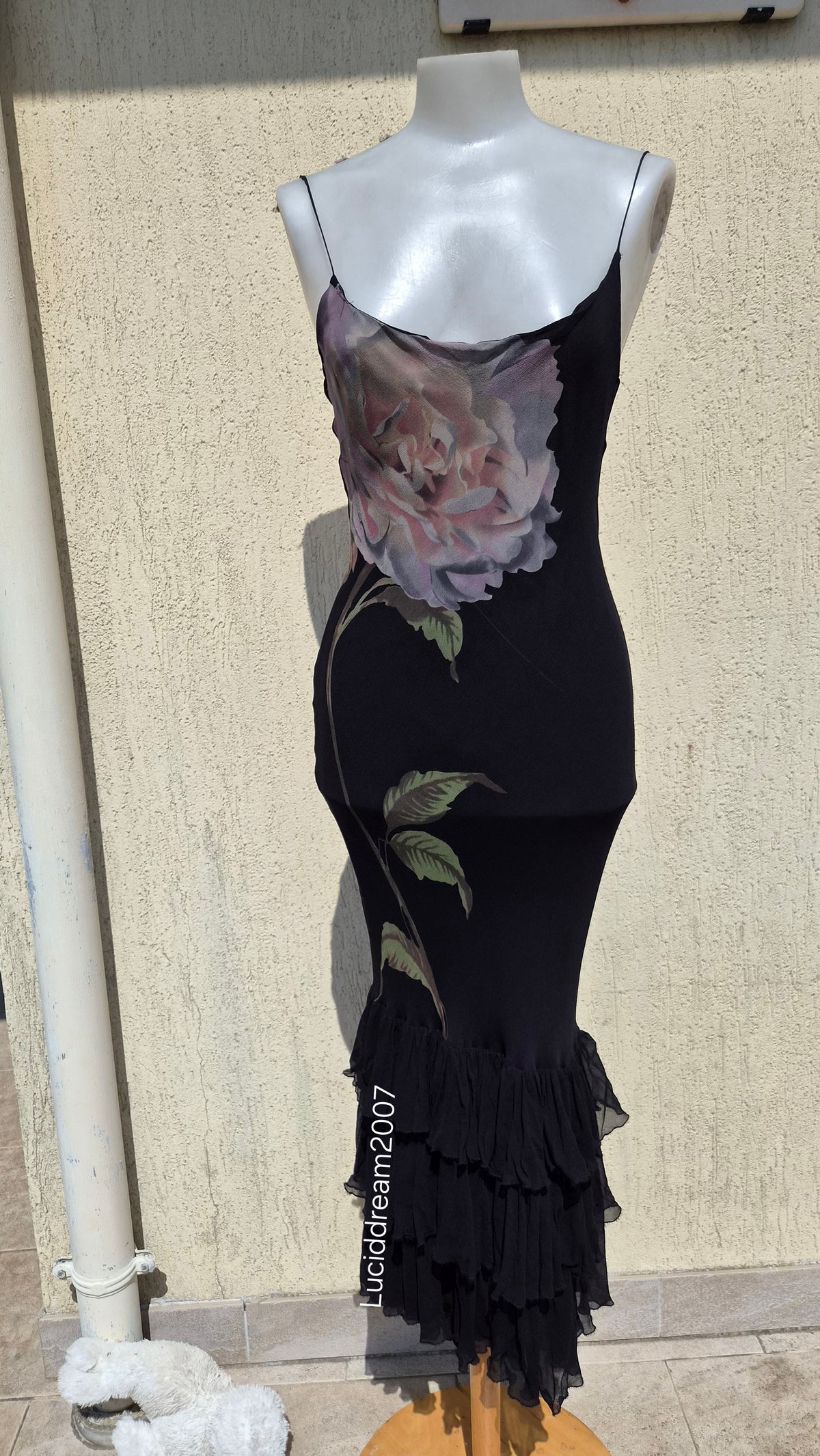 Robe en soie noire motif floral