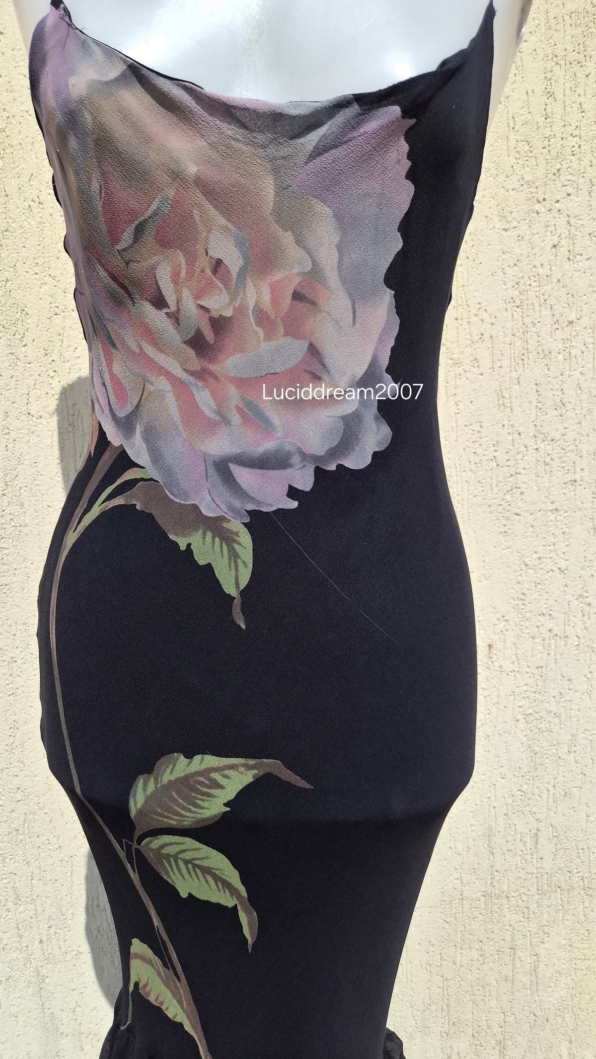 Robe en soie noire motif floral
