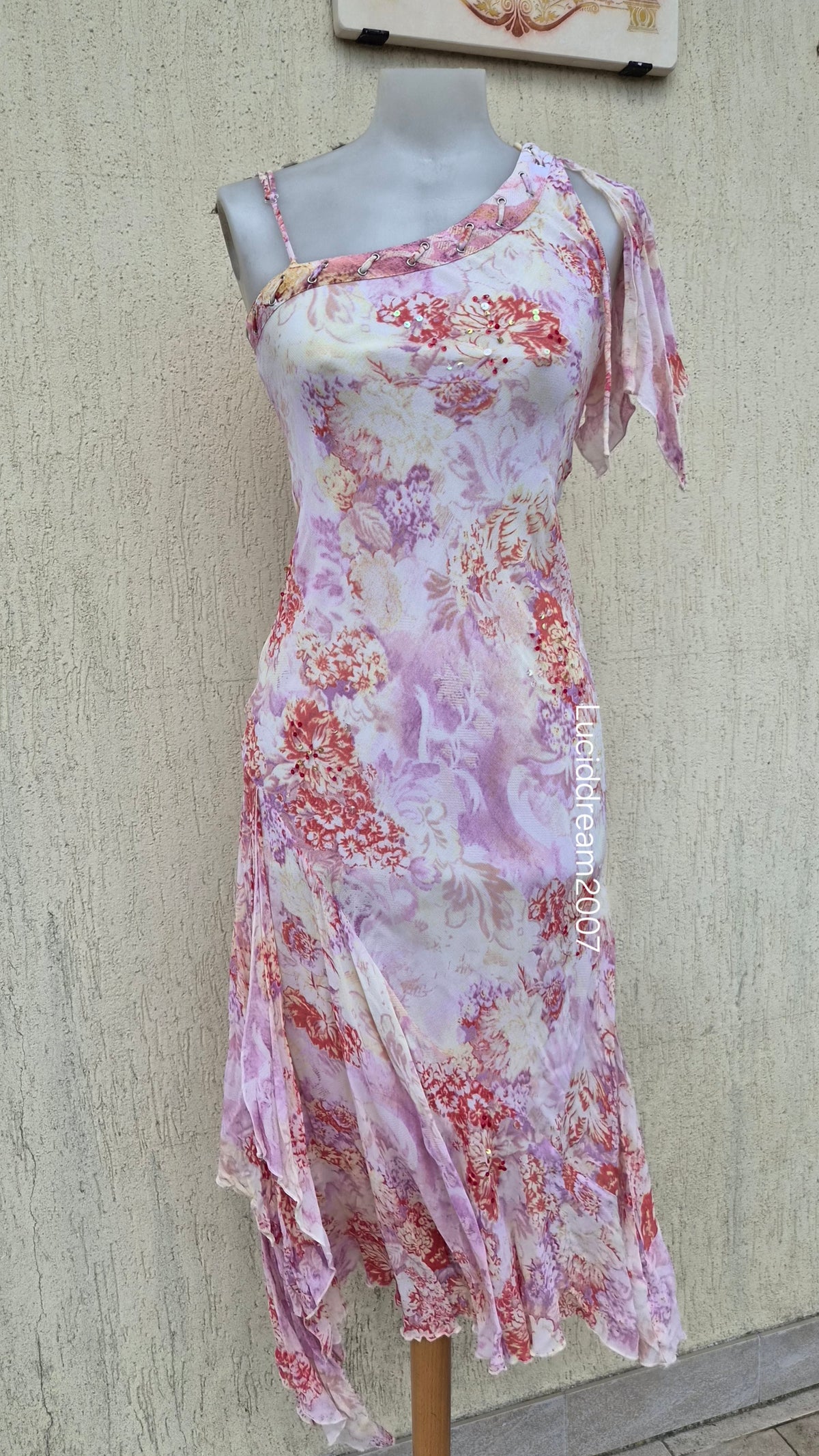 Robe asymétrique fleurie rose