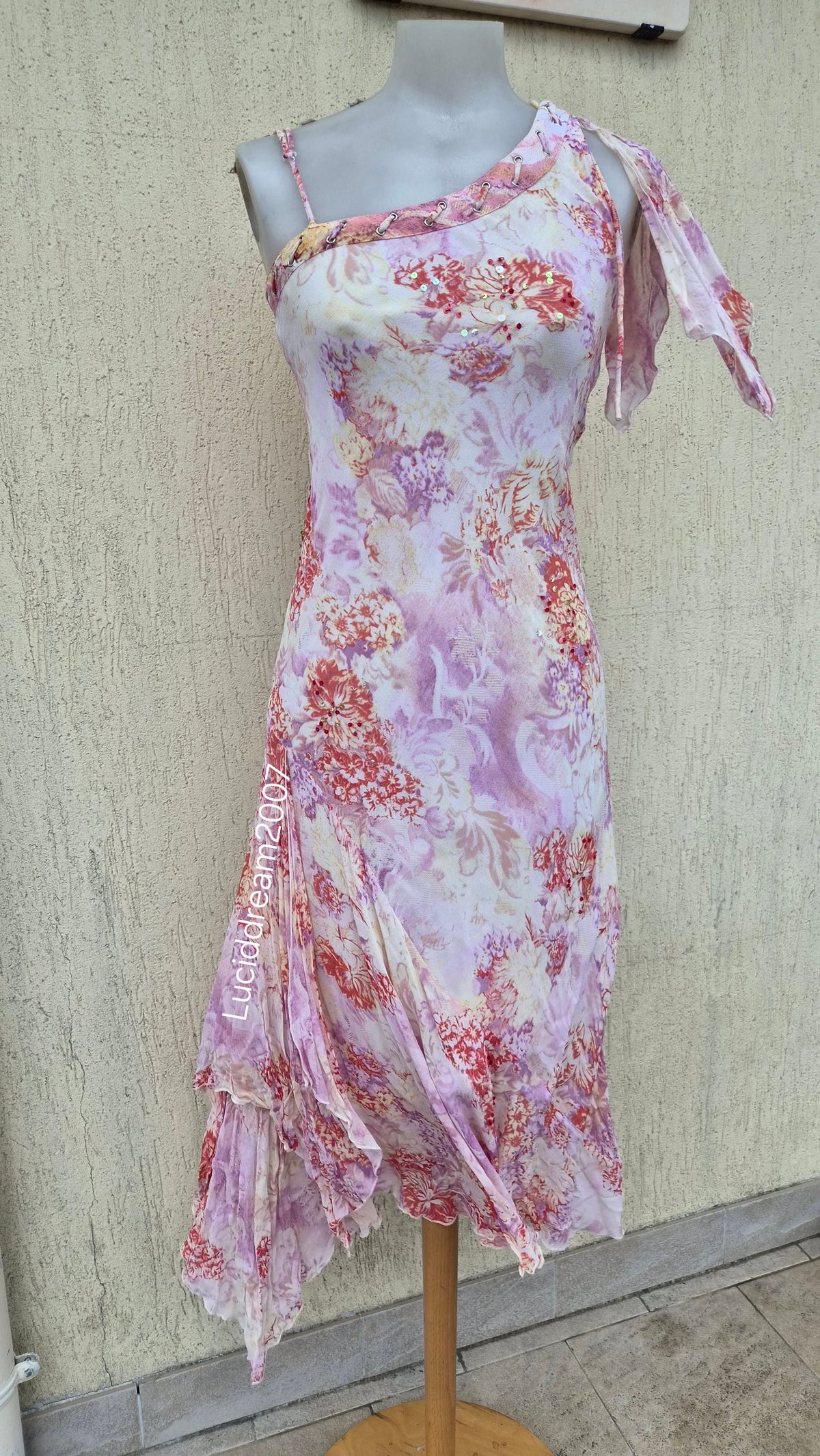 Robe asymétrique fleurie rose