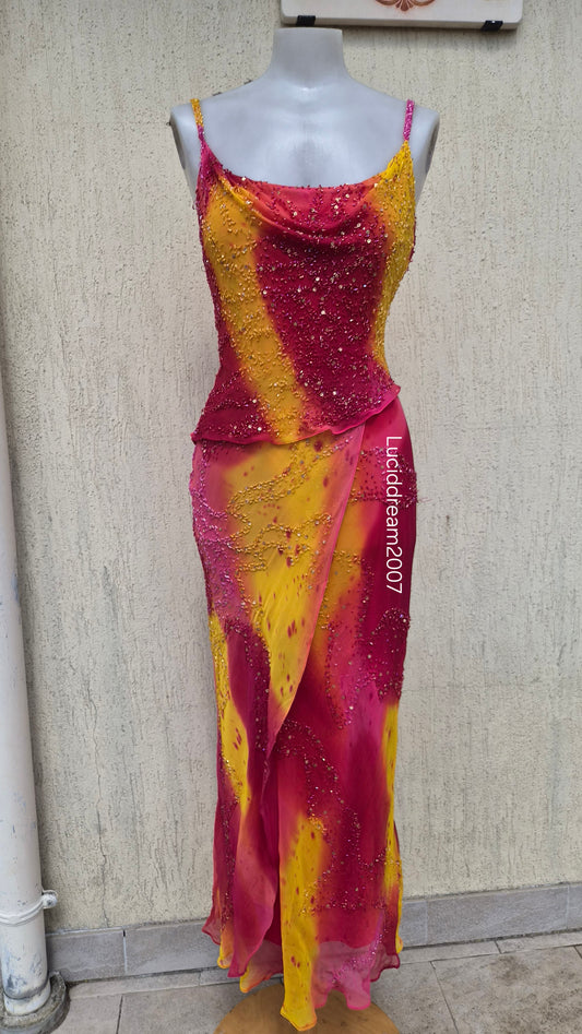 Robe en soie brodée rose et orange