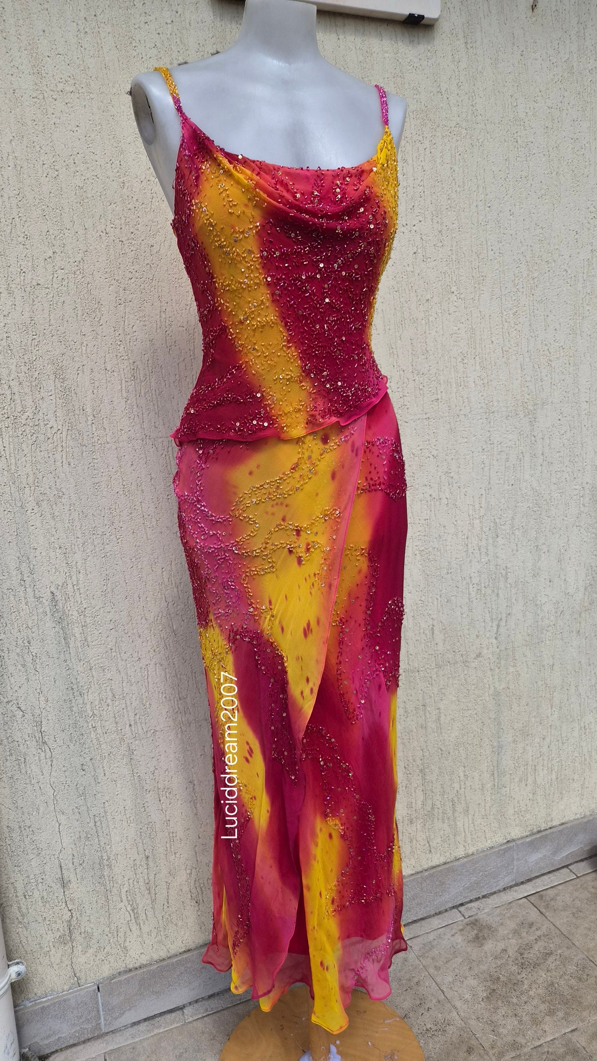 Robe en soie brodée rose et orange