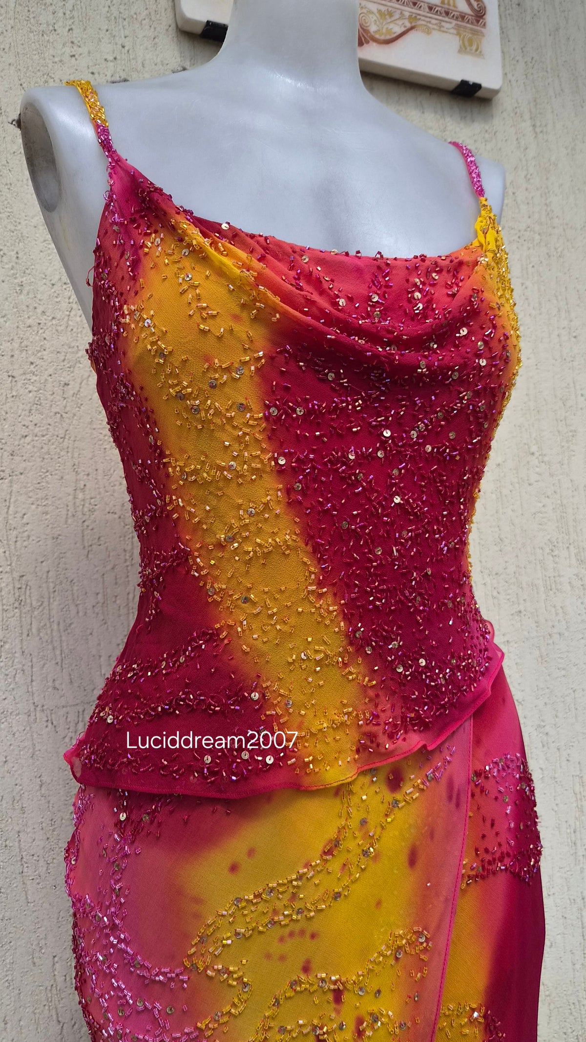 Robe en soie brodée rose et orange