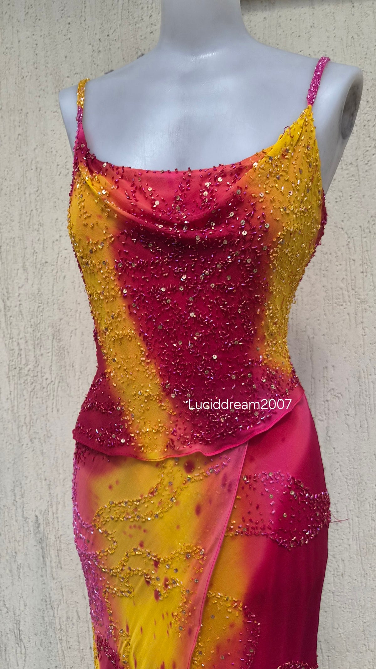 Robe en soie brodée rose et orange
