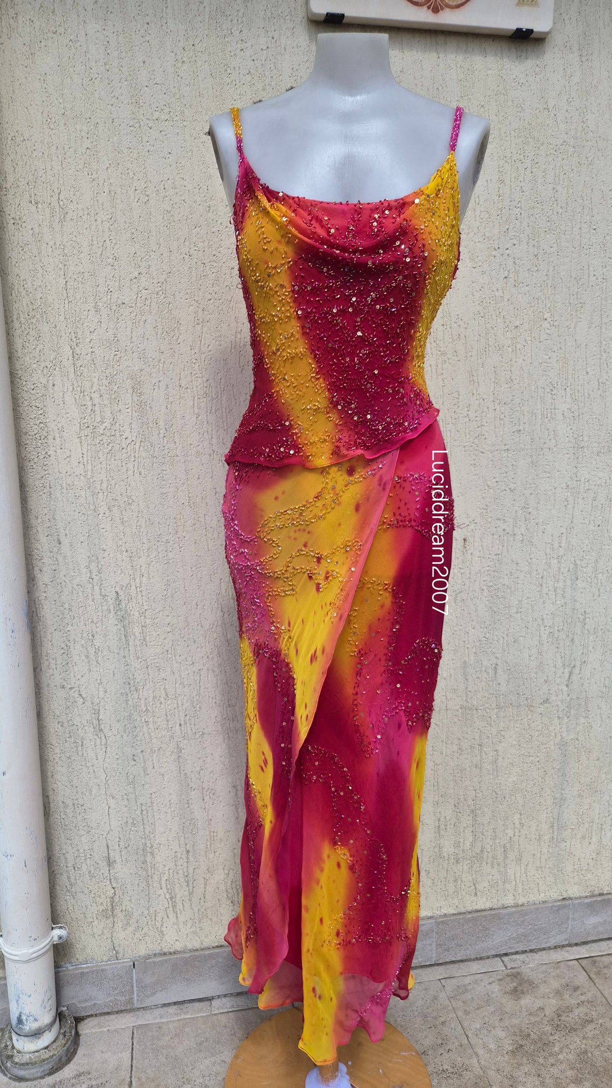 Robe en soie brodée rose et orange