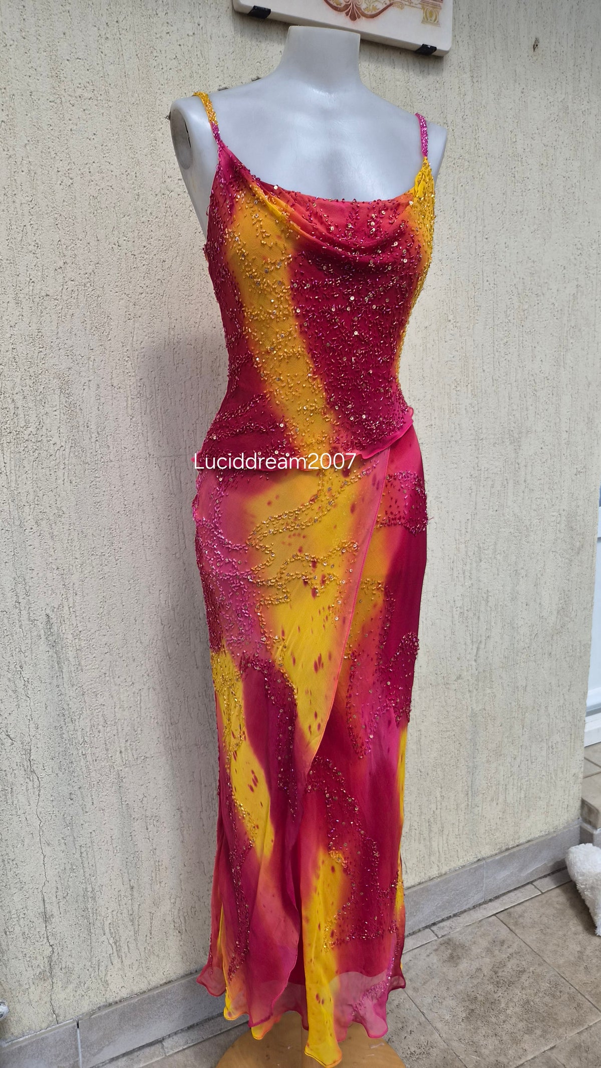 Robe en soie brodée rose et orange