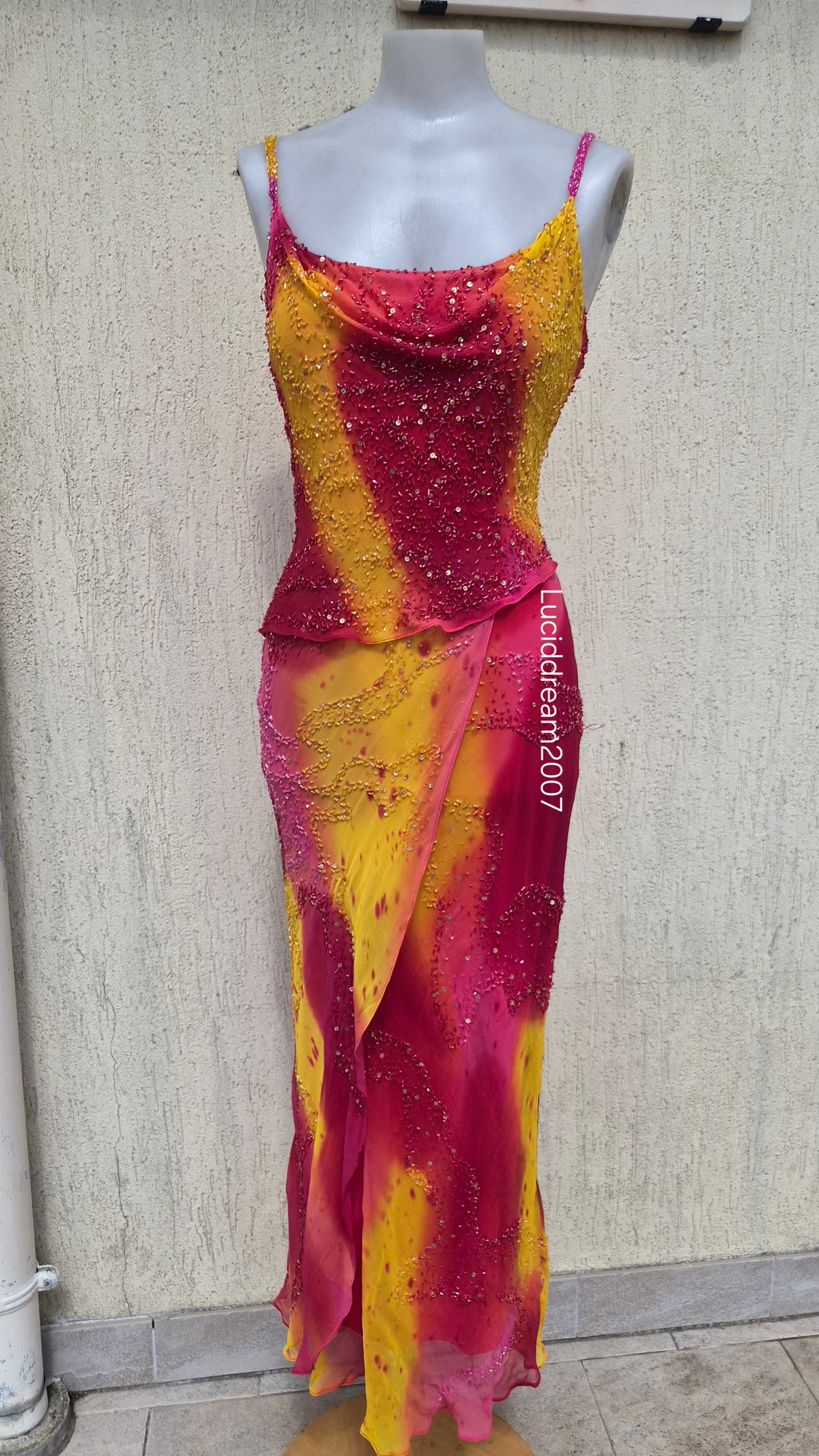 Robe en soie brodée rose et orange