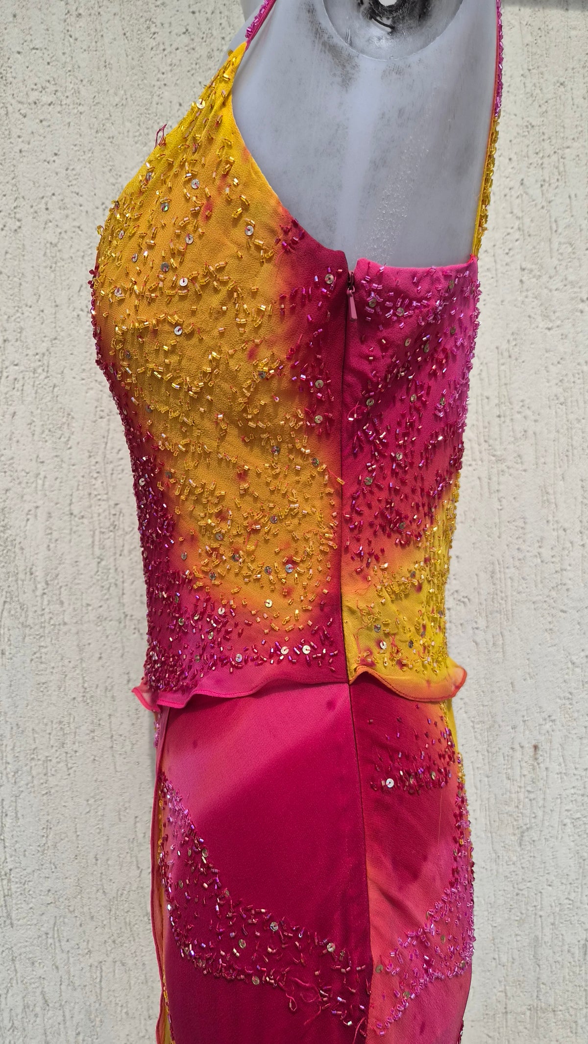 Robe en soie brodée rose et orange