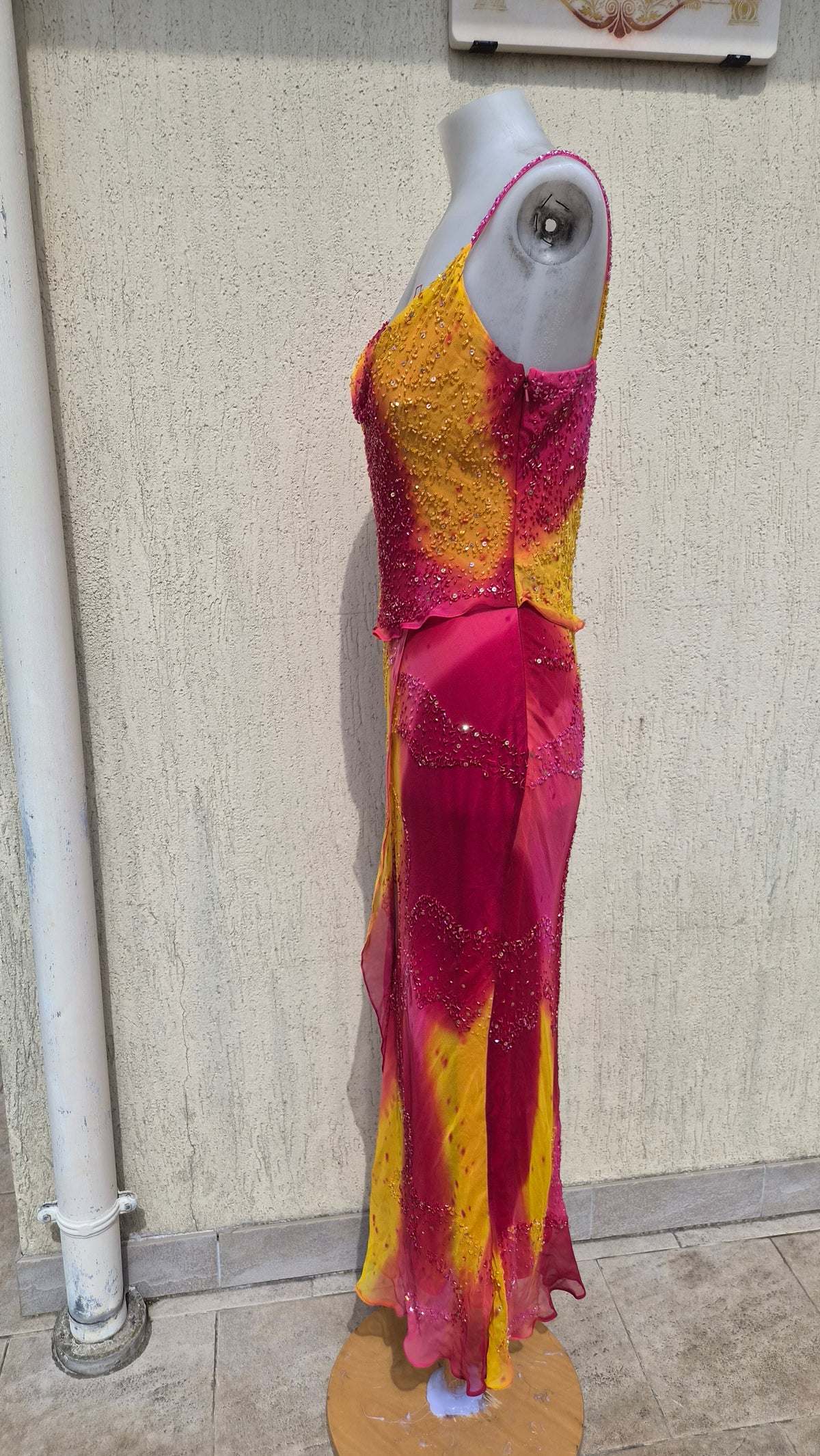 Robe en soie brodée rose et orange