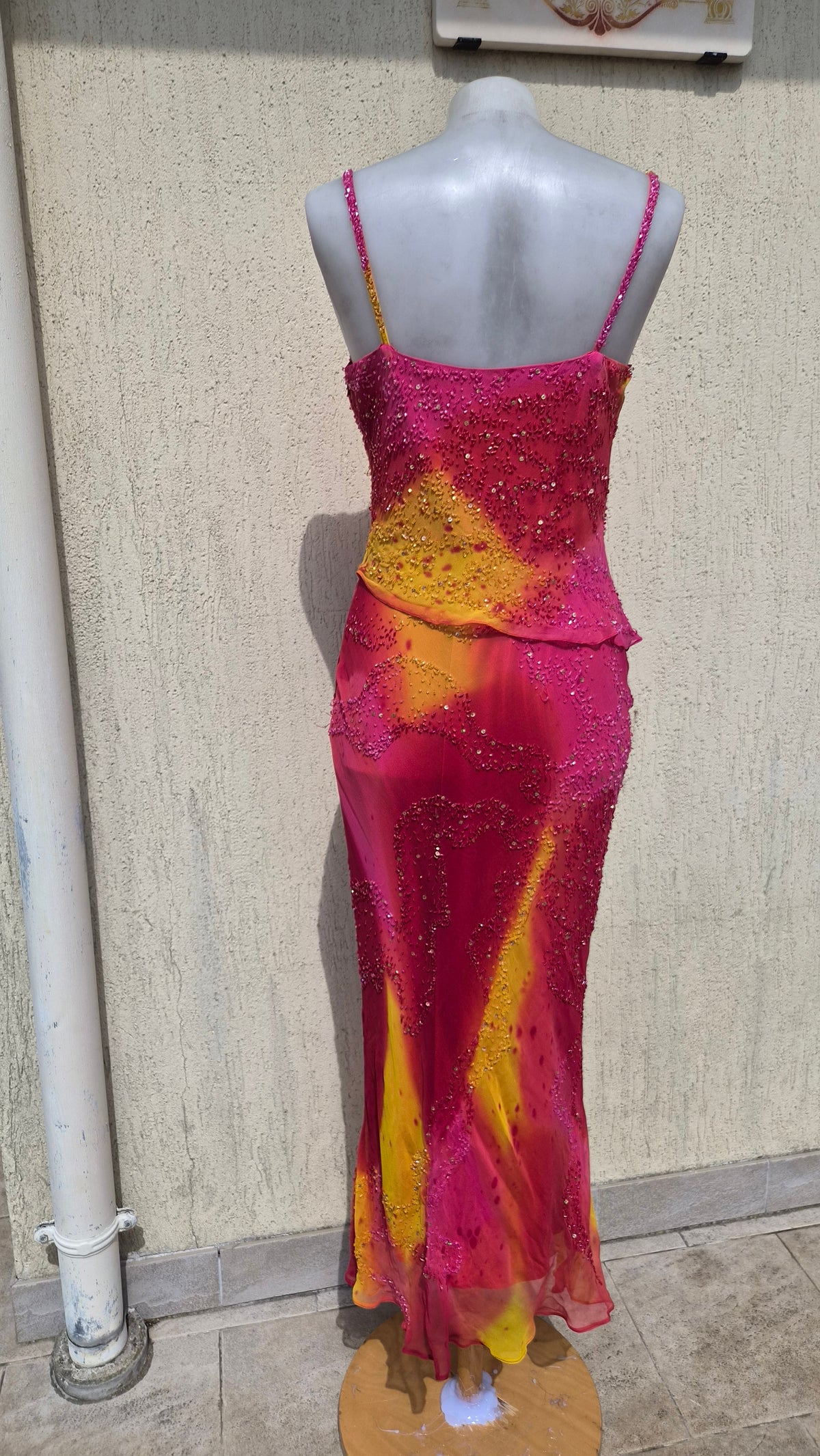 Robe en soie brodée rose et orange