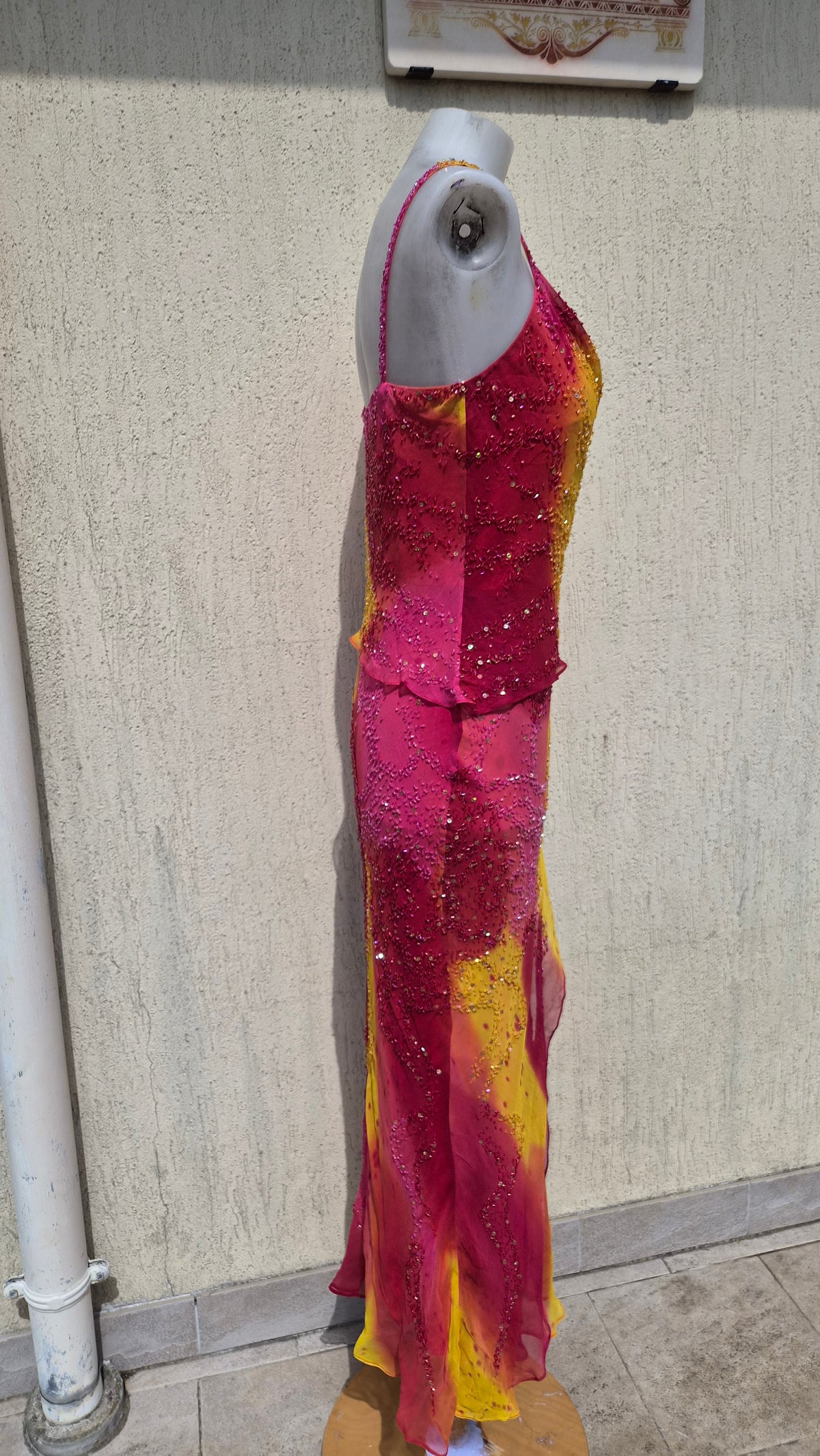 Robe en soie brodée rose et orange