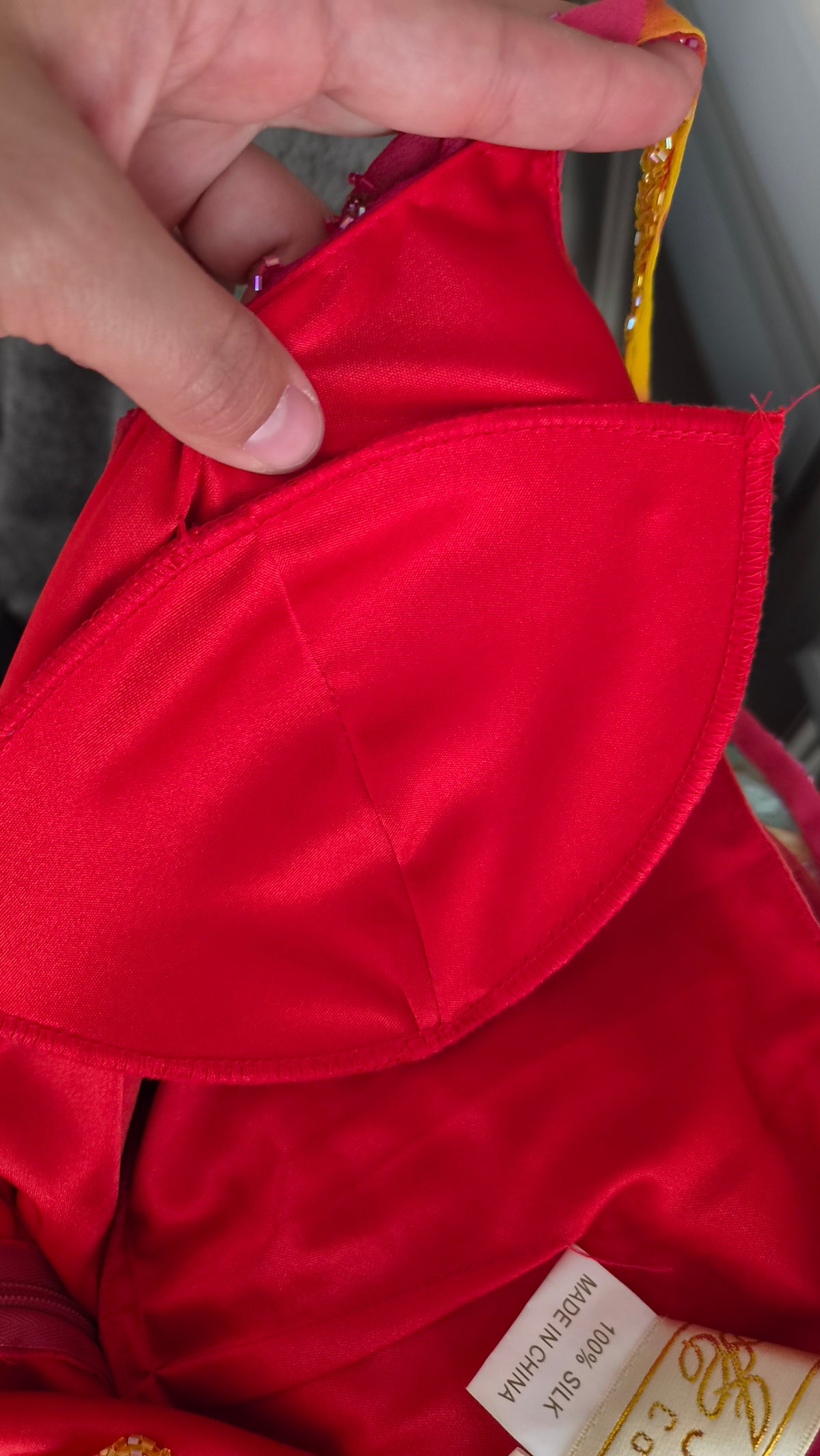 Robe en soie brodée rose et orange