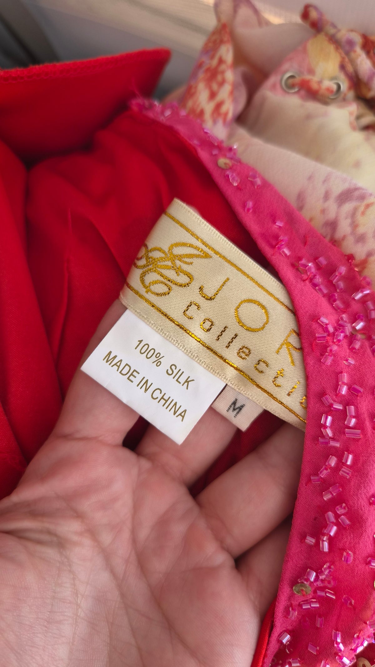 Robe en soie brodée rose et orange
