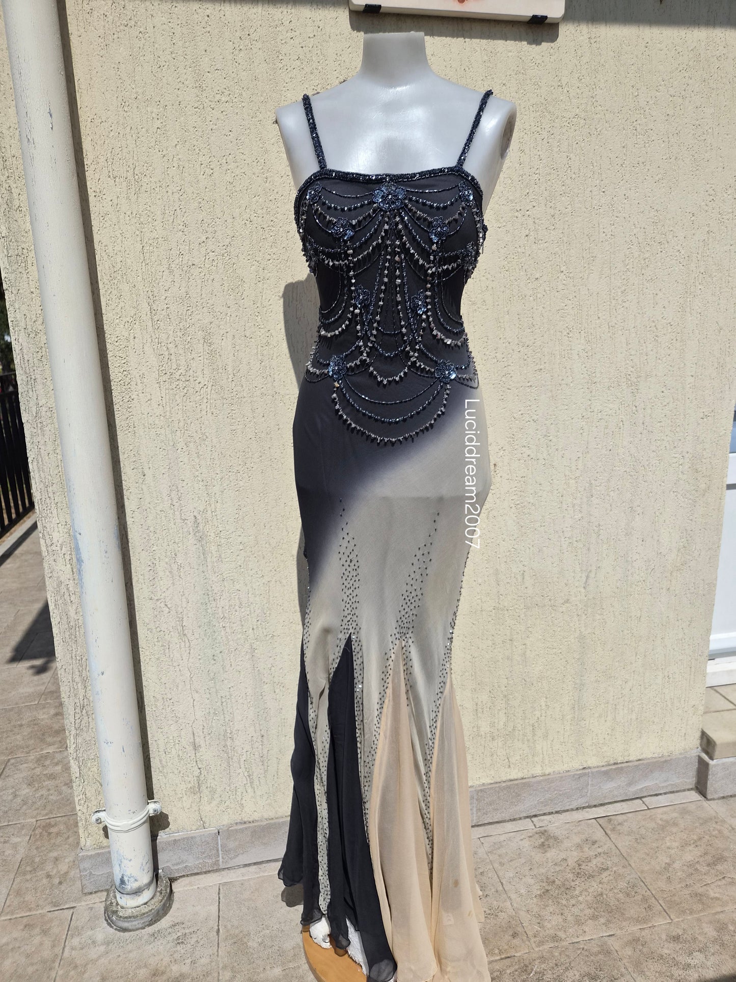 Robe en soie brodée noire et beige
