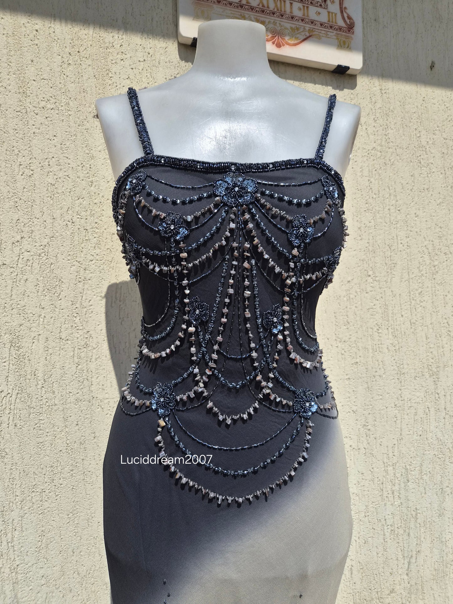 Robe en soie brodée noire et beige