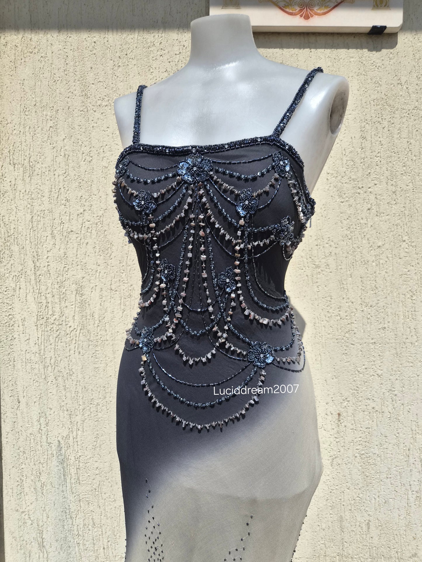 Robe en soie brodée noire et beige