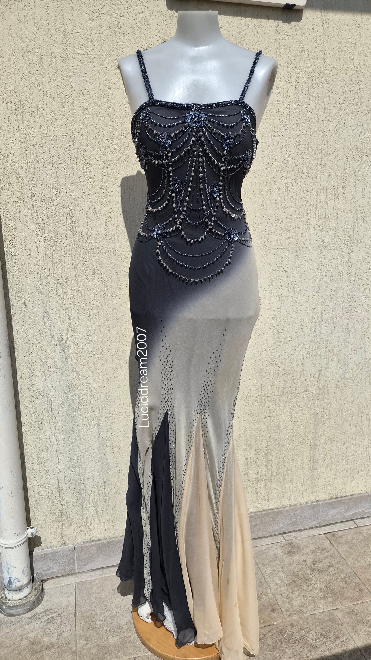 Robe en soie brodée noire et beige