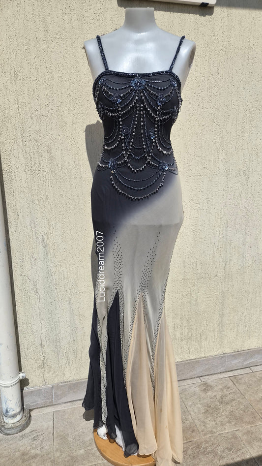 Robe en soie brodée noire et beige