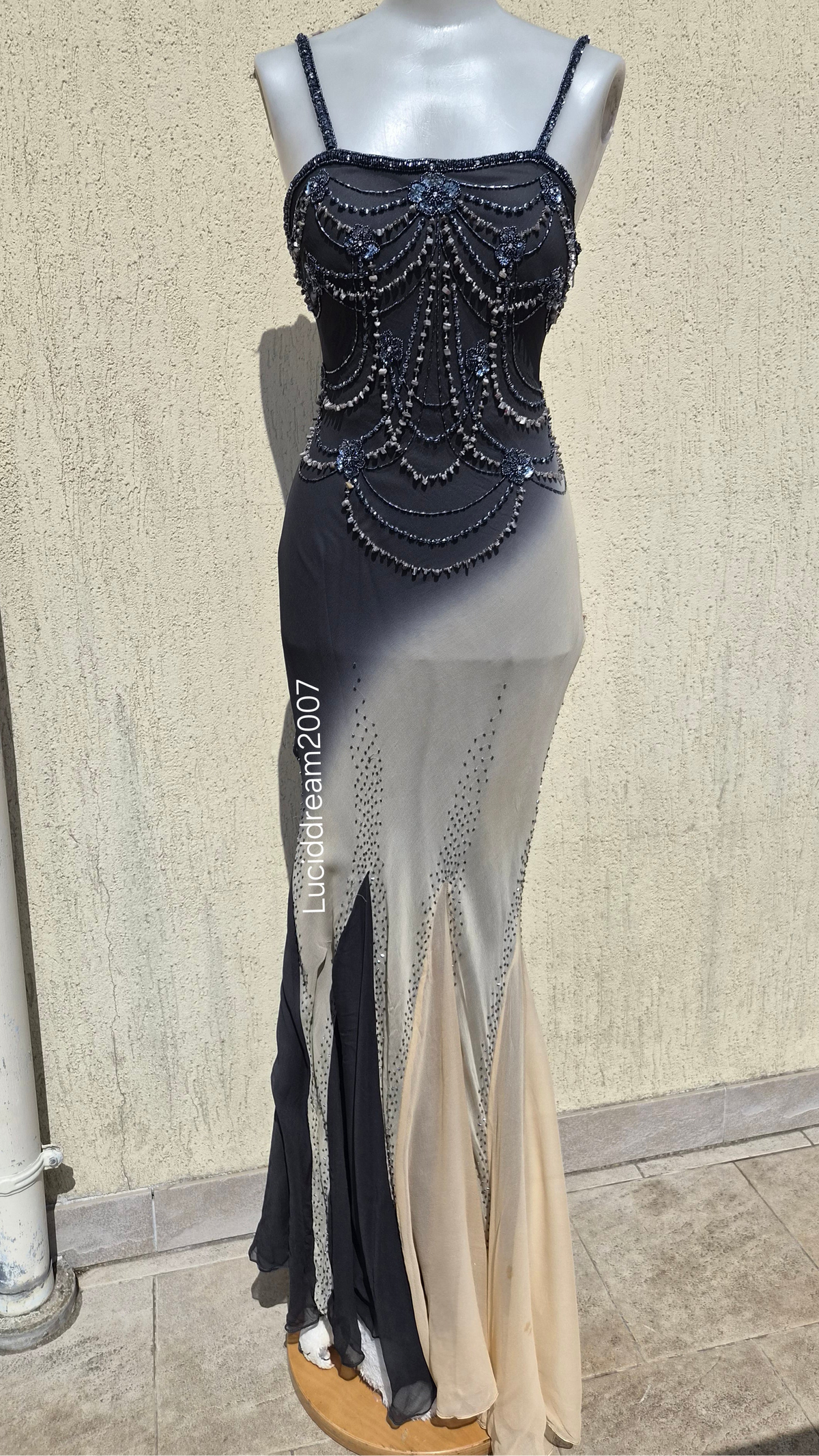 Robe en soie brodée noire et beige