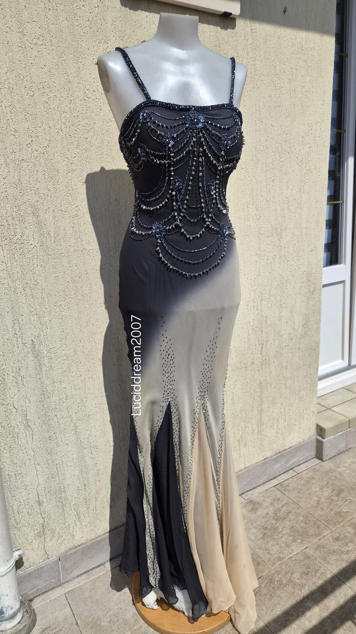 Robe en soie brodée noire et beige
