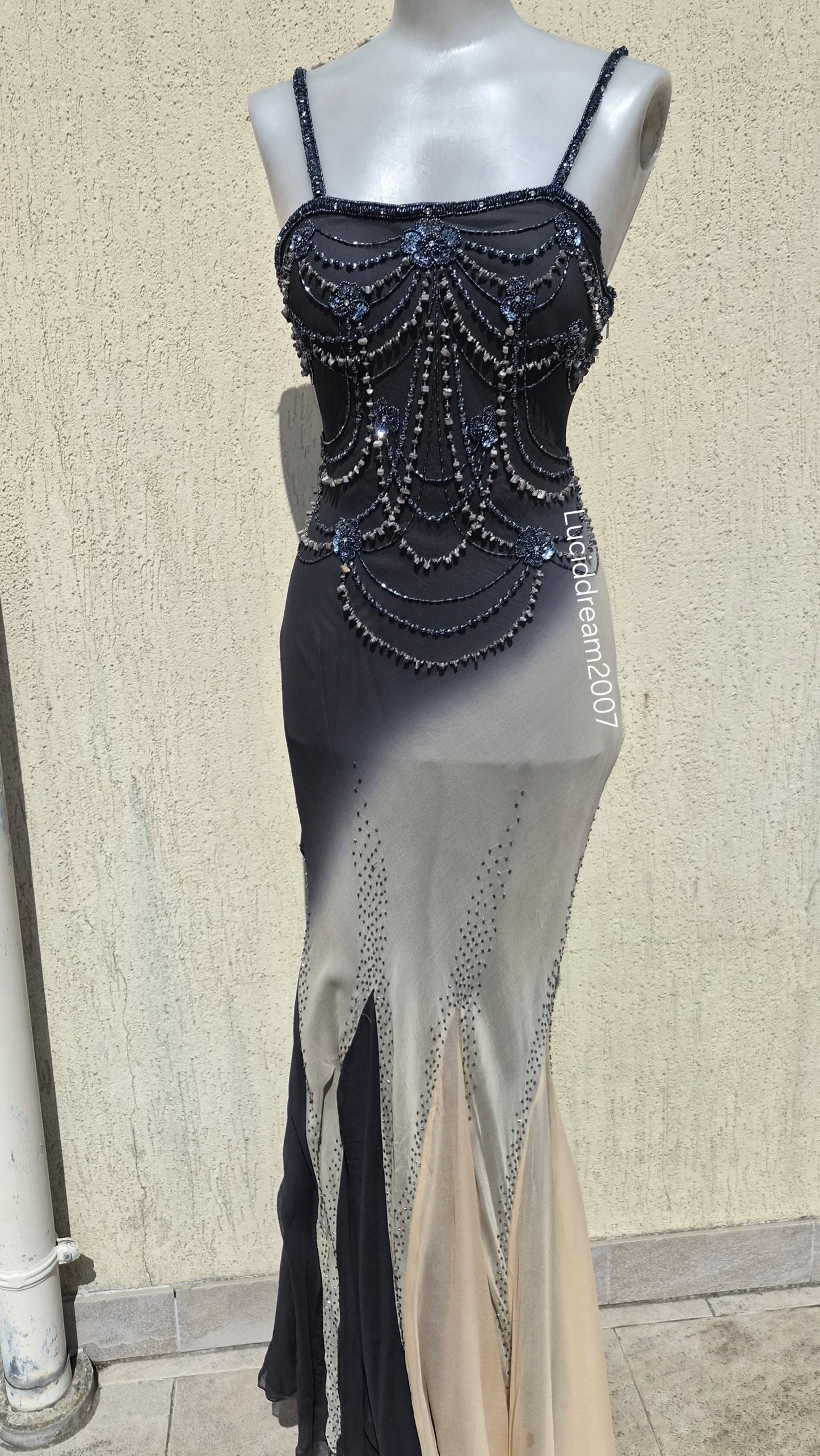 Robe en soie brodée noire et beige