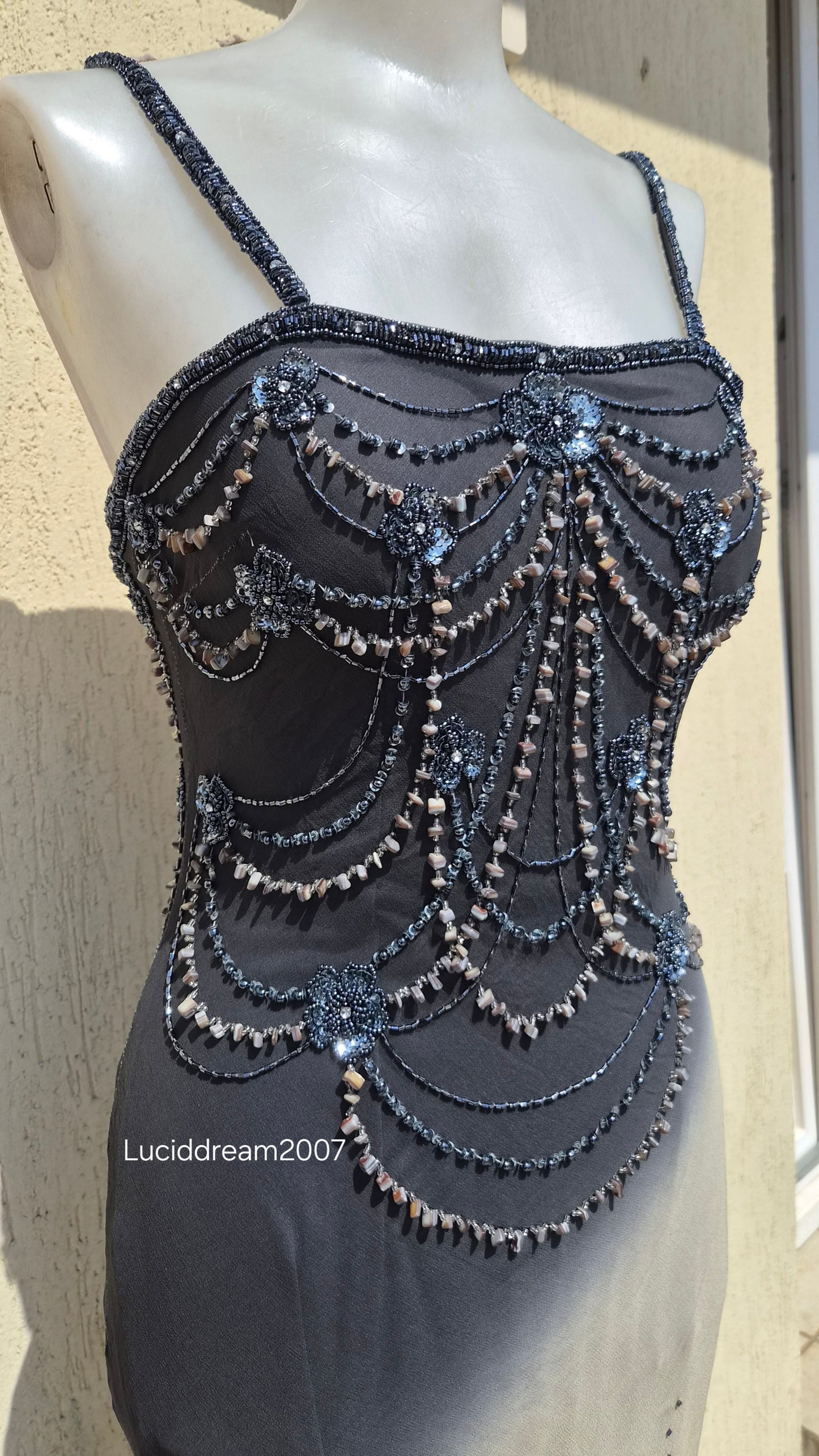 Robe en soie brodée noire et beige