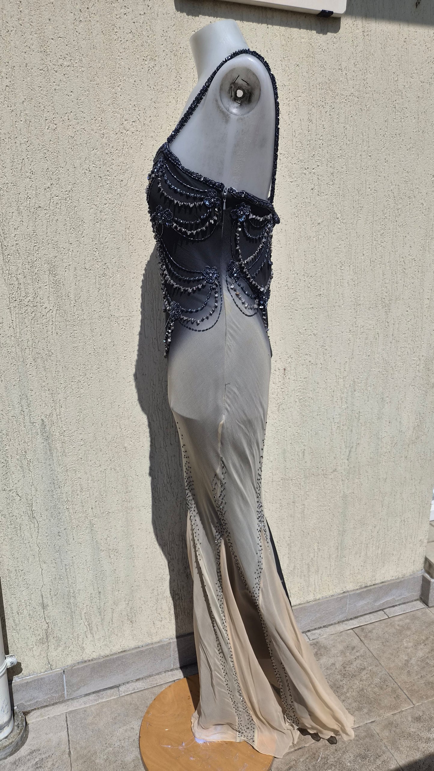 Robe en soie brodée noire et beige