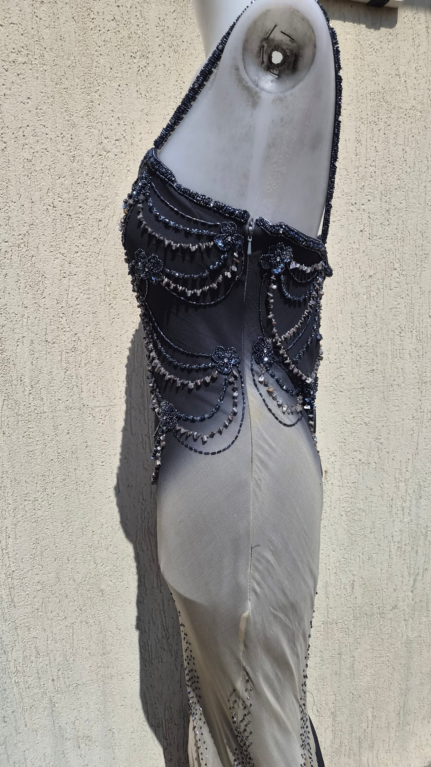 Robe en soie brodée noire et beige