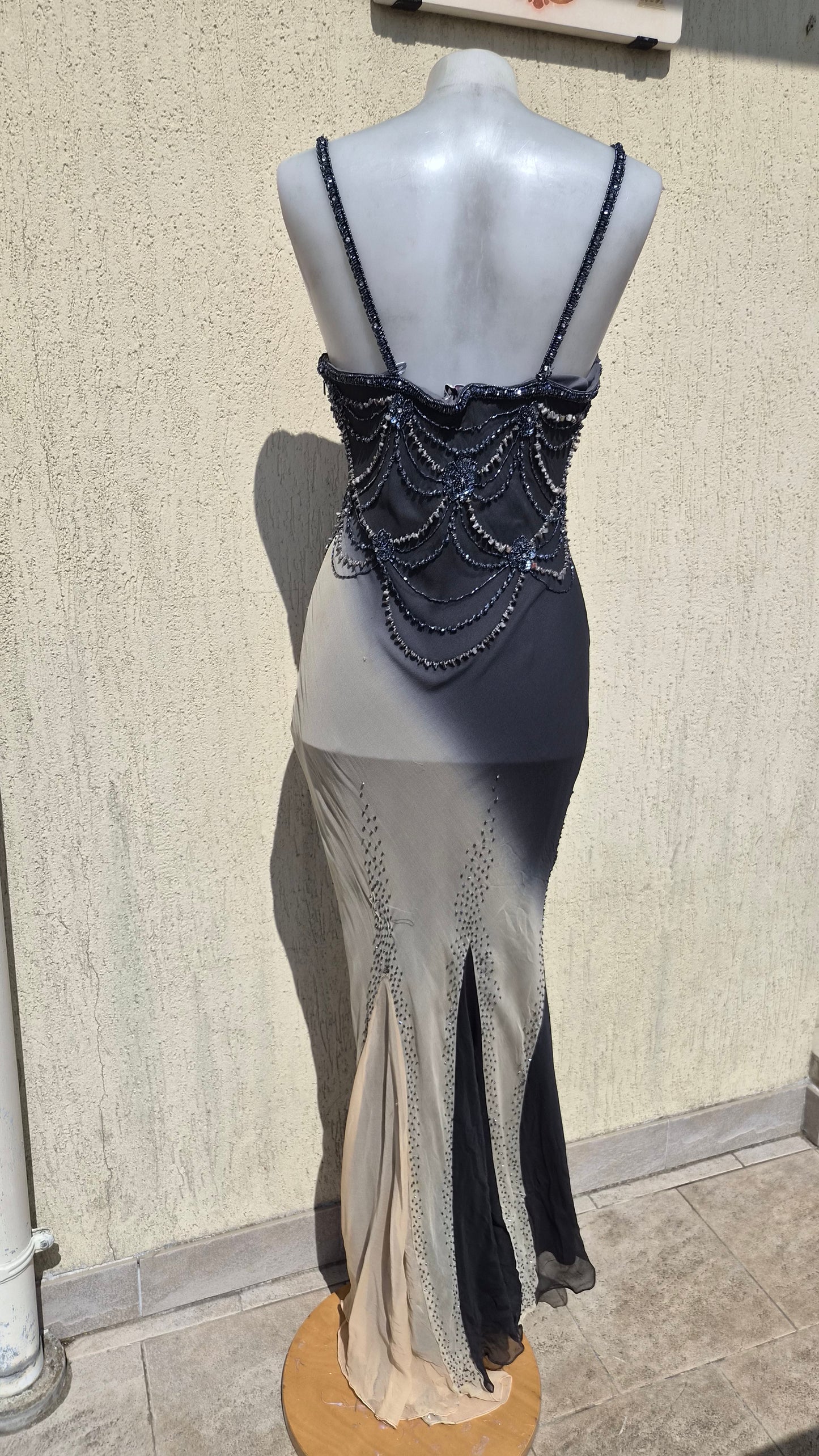 Robe en soie brodée noire et beige