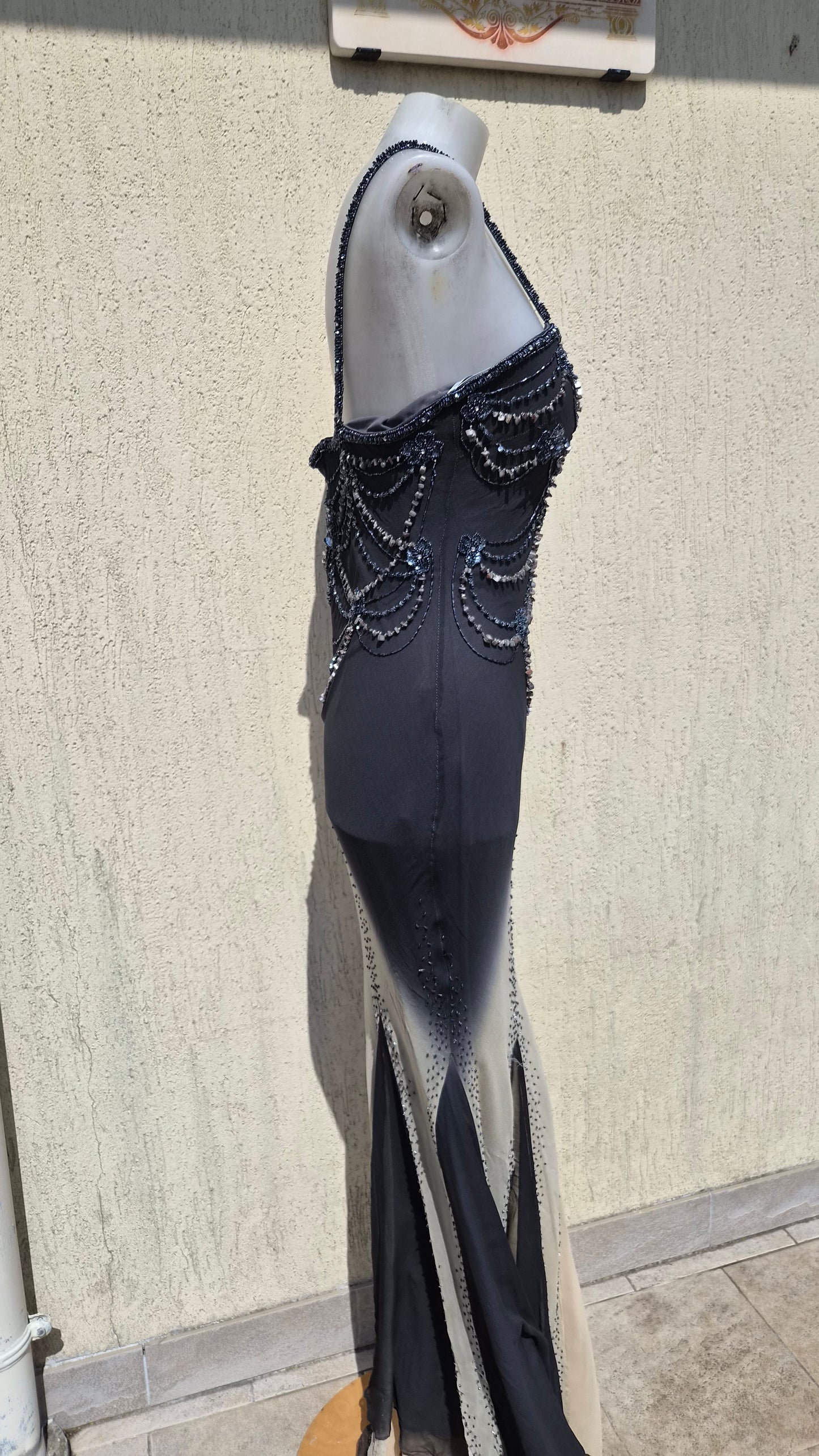 Robe en soie brodée noire et beige