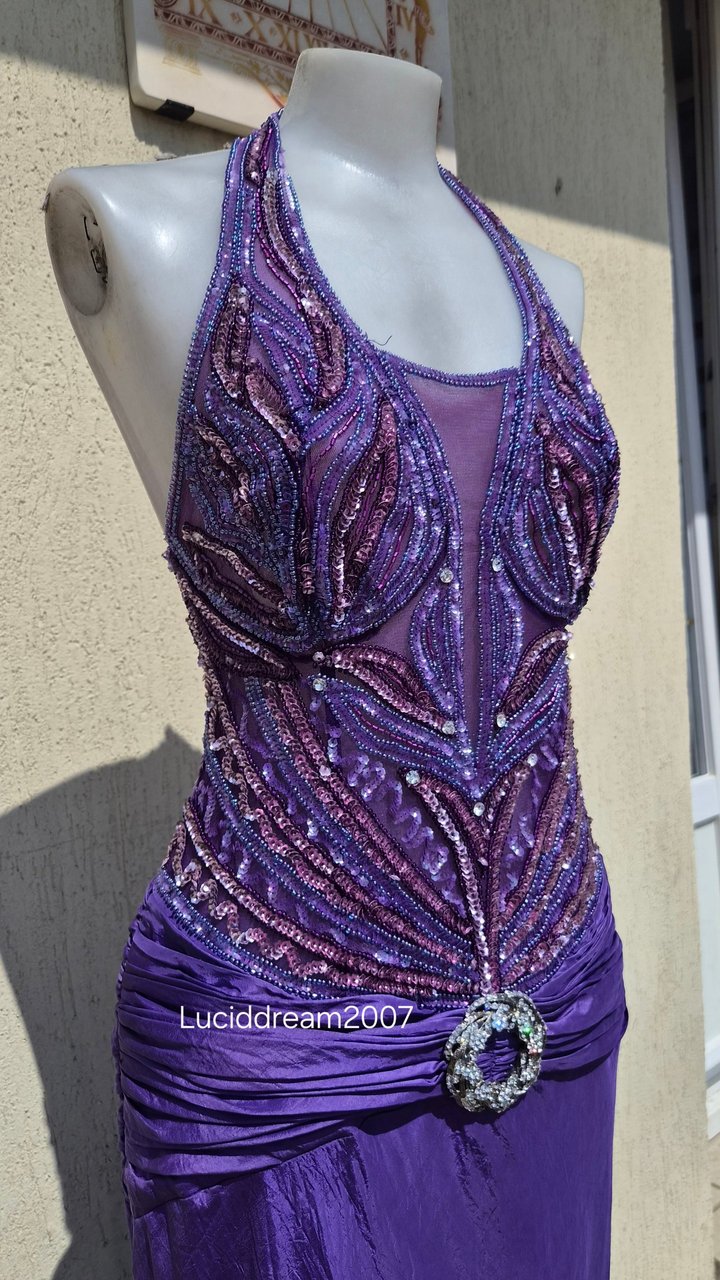 Robe dos nu brodée violette