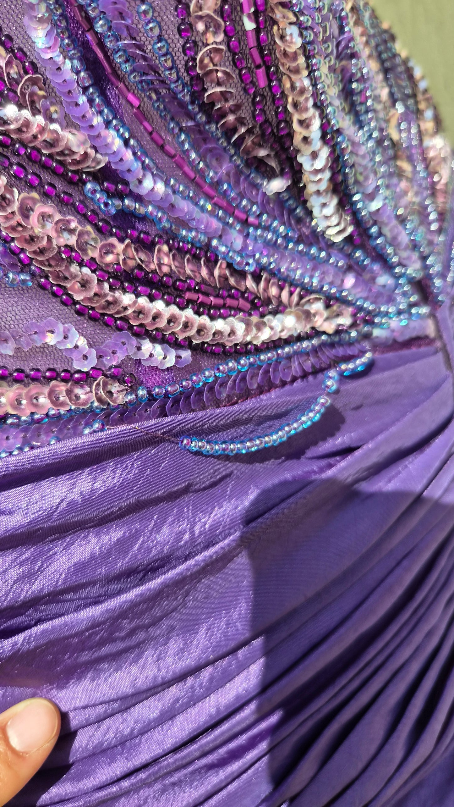 Robe dos nu brodée violette