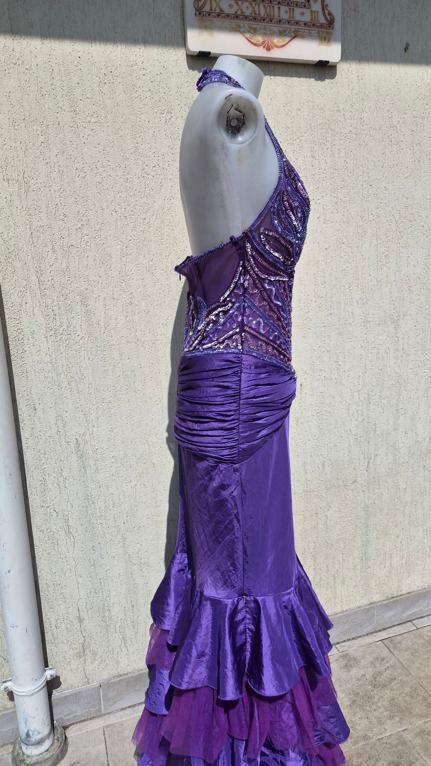 Robe dos nu brodée violette