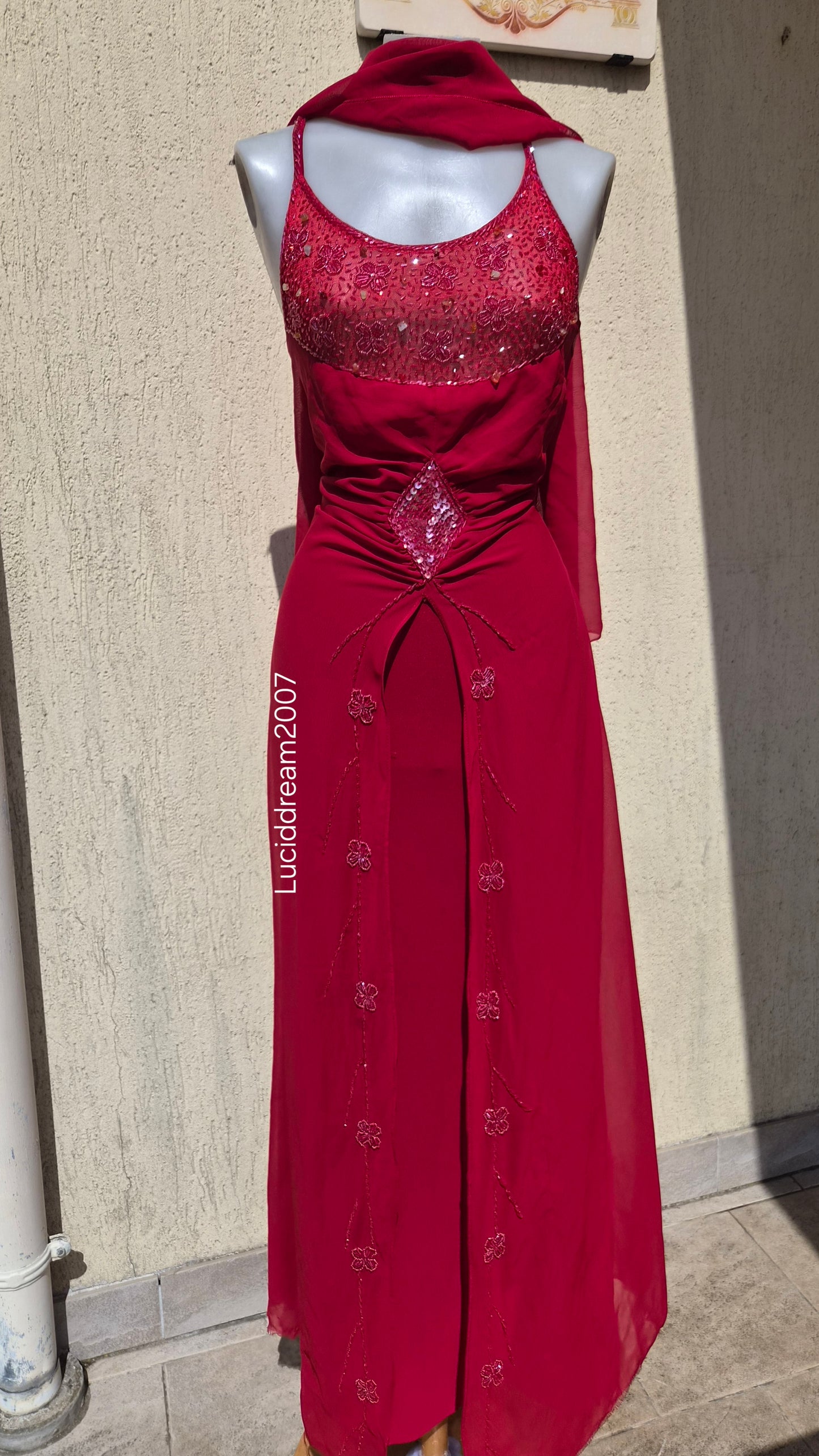 Robe en voile brodée rouge