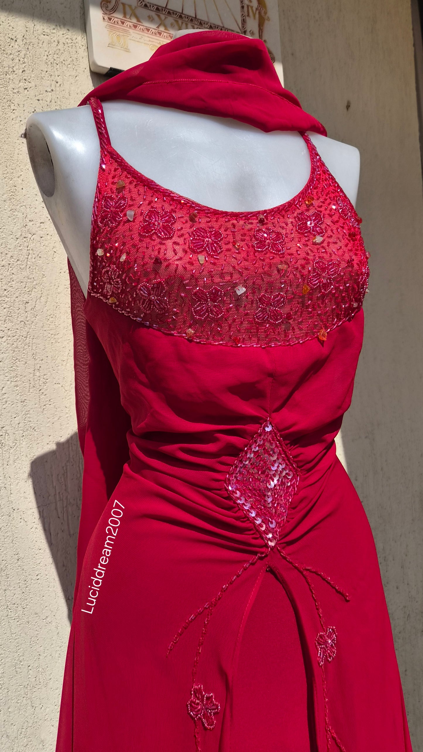 Robe en voile brodée rouge