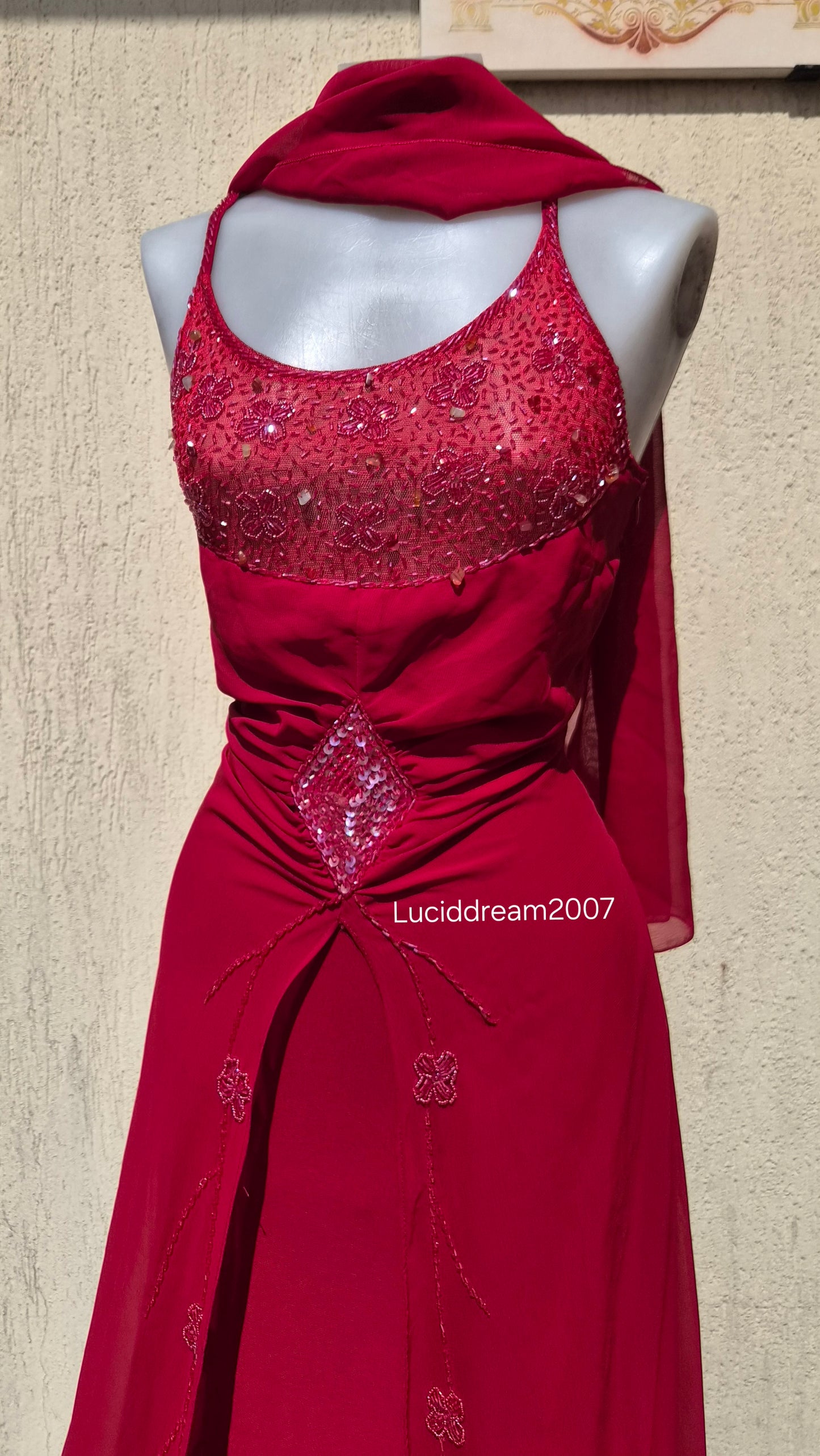 Robe en voile brodée rouge
