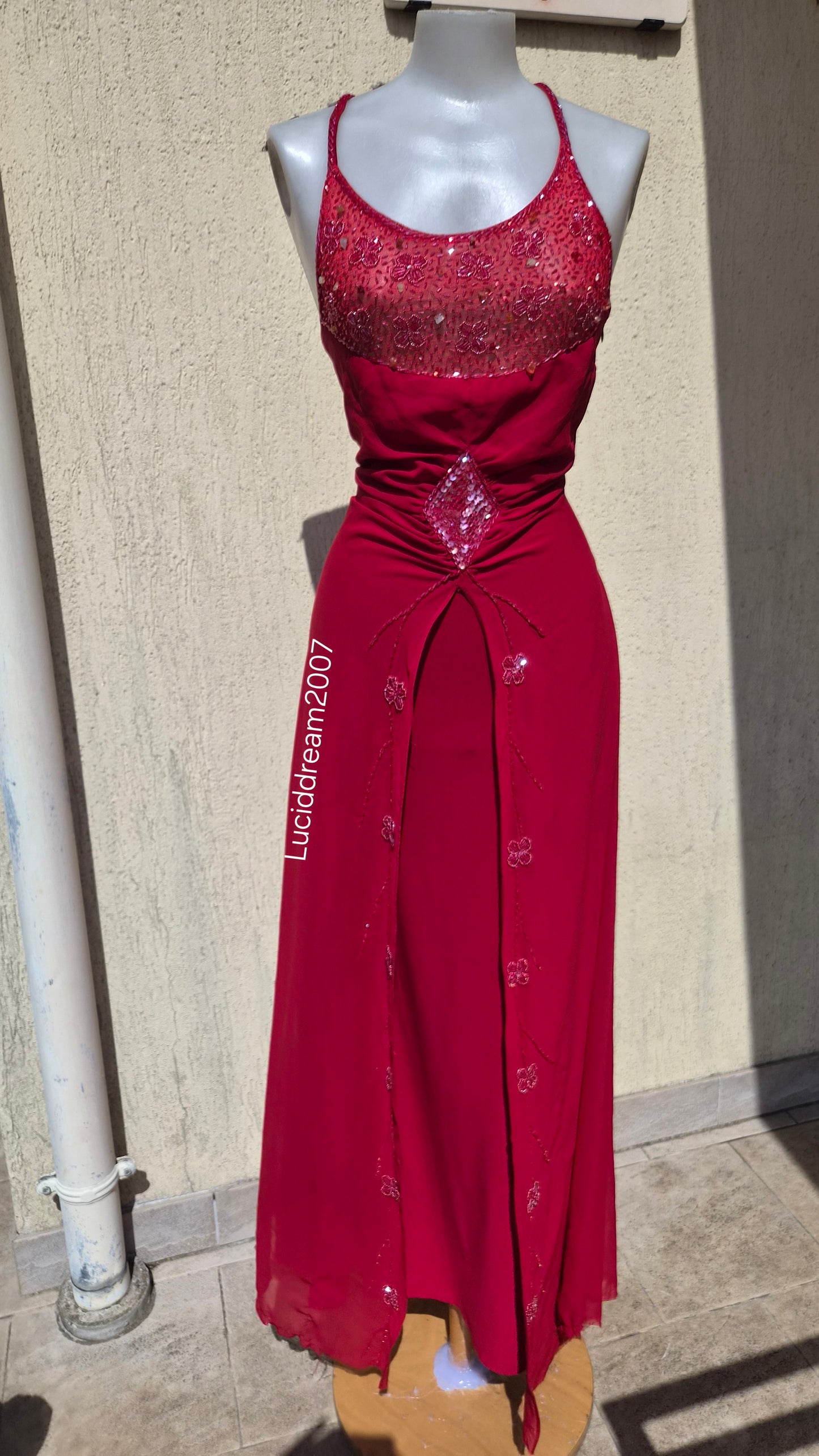 Robe en voile brodée rouge