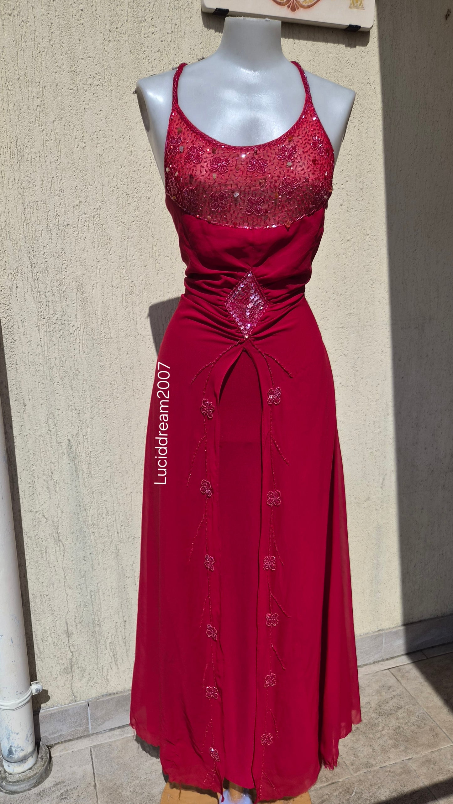 Robe en voile brodée rouge