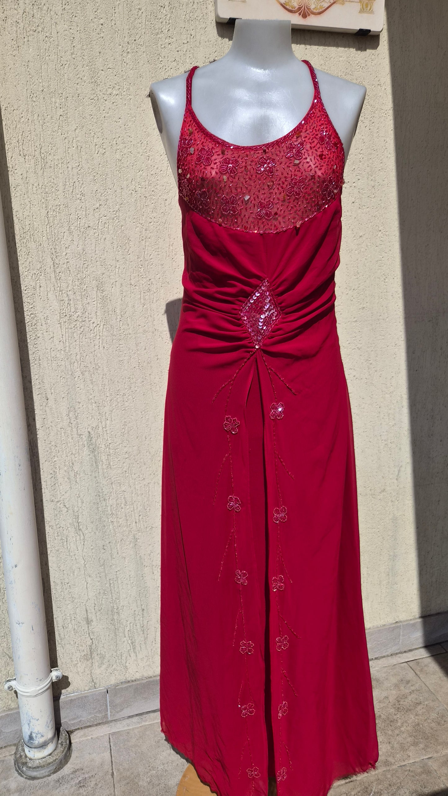 Robe en voile brodée rouge