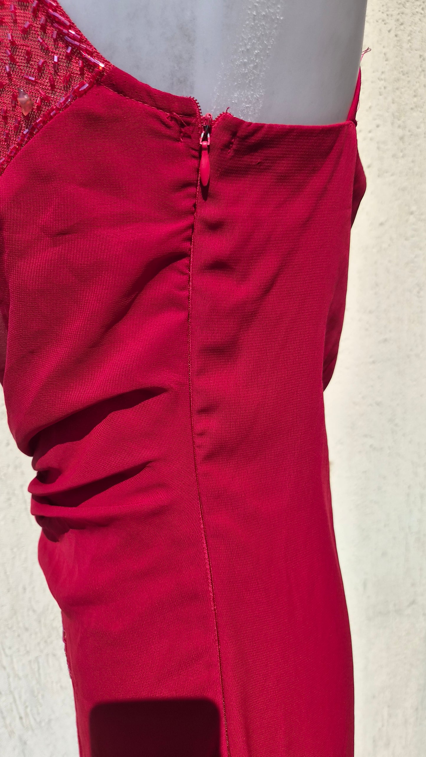 Robe en voile brodée rouge